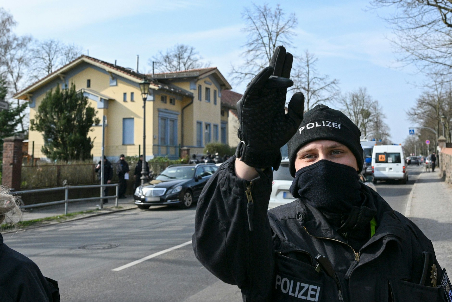 Die Räumung der Clan-Villa in Berlin-Neukölln: Polizisten sperren die Umgebung weiträumig ab.