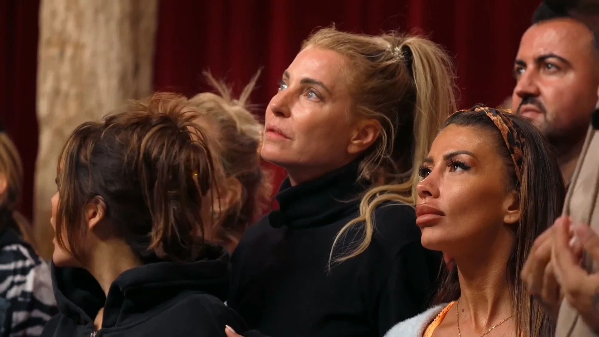 Christina Dimitriou kann nicht fassen, dass sie nicht von den anderen Kandidaten gewählt wird, um weiter in der Show zu bleiben.