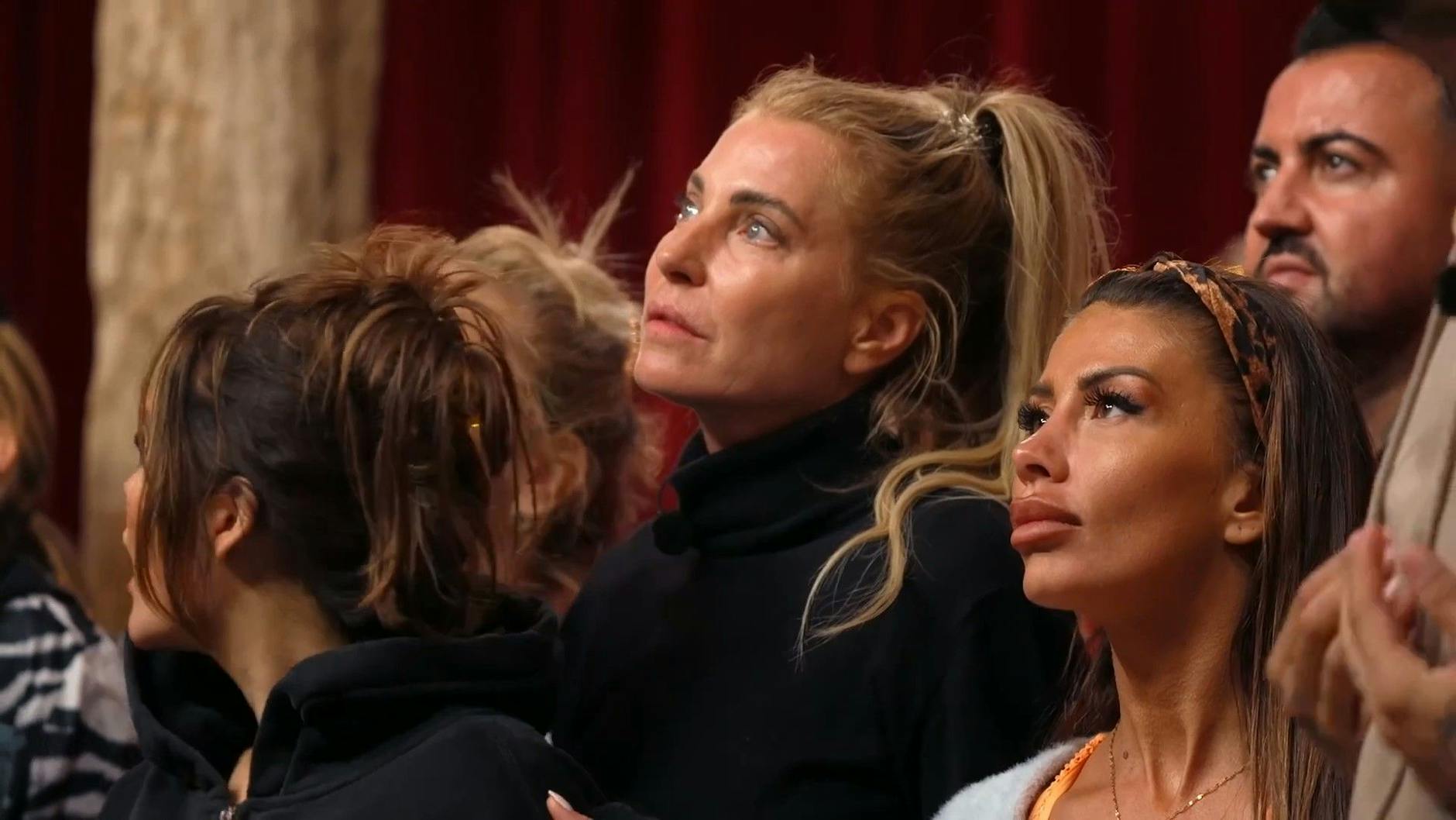 Christina Dimitriou kann nicht fassen, dass sie nicht von den anderen Kandidaten gewählt wird, um weiter in der Show zu bleiben.