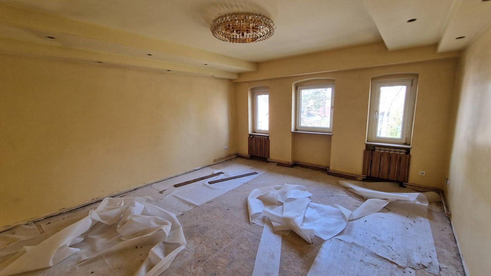 Blick in ein Wohnzimmer der Clan-Villa. Prunkvoll sieht es dort nicht gerade aus.
