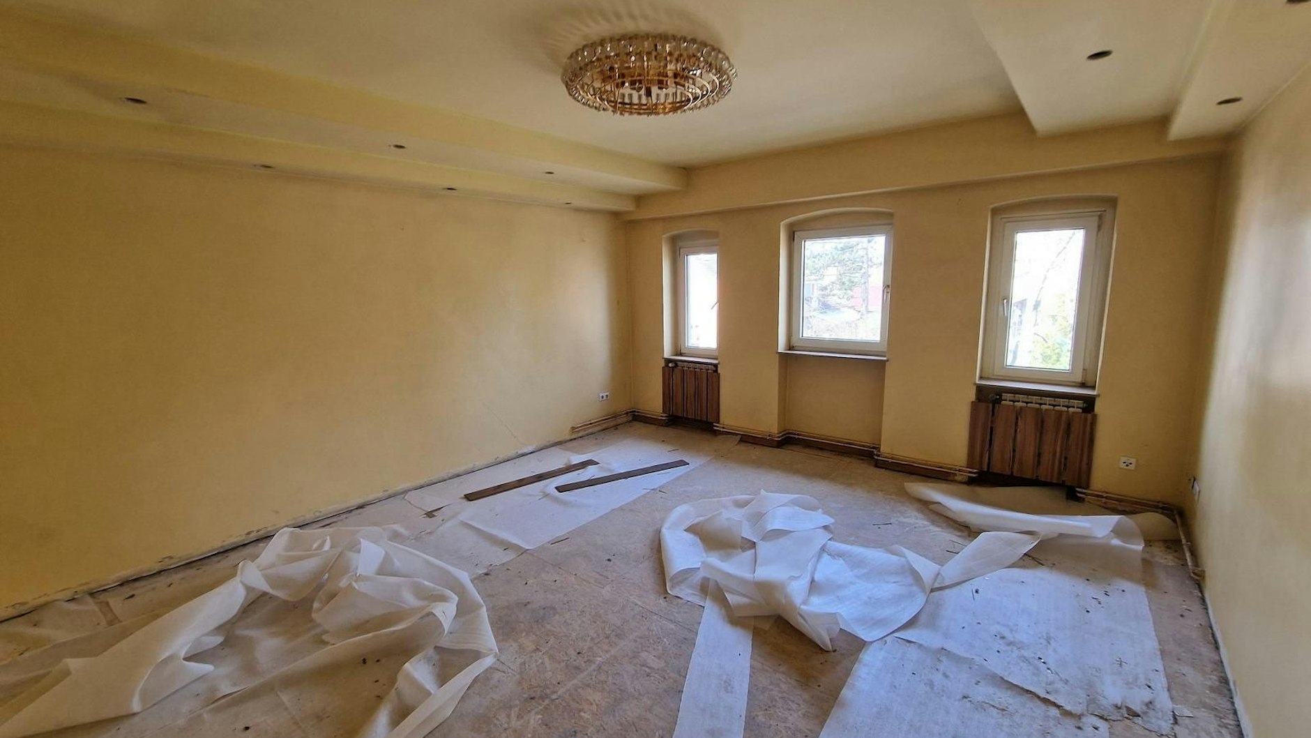 Blick in ein Wohnzimmer der Clan-Villa. Prunkvoll sieht es dort nicht gerade aus.
