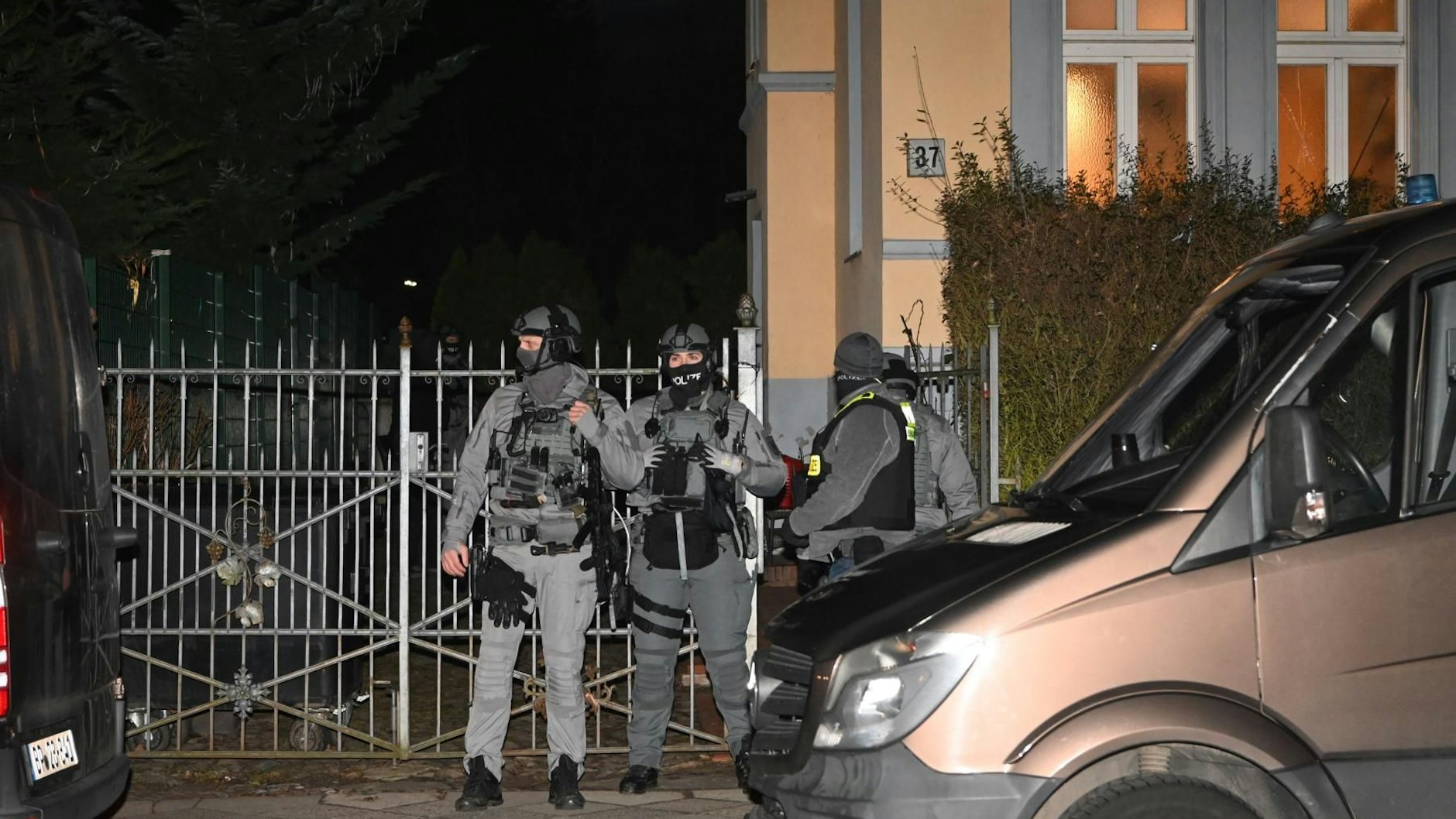 Rund um die Villa in Buckow kam es in der Vergangenheit immer wieder zu Polizeieinsätzen.