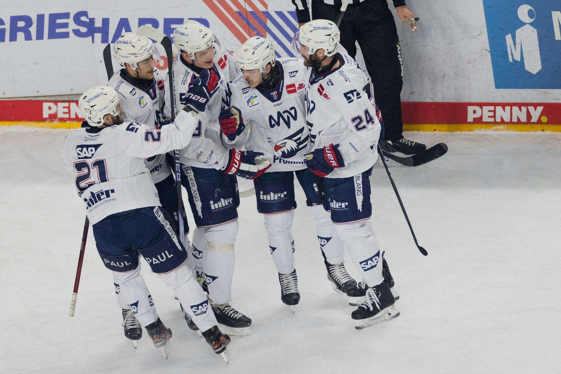 ARCHIV - Die Adler Mannheim gewinnen Spiel eins der Viertelfinal-Serie in Berlin deutlich mit 7:1.  