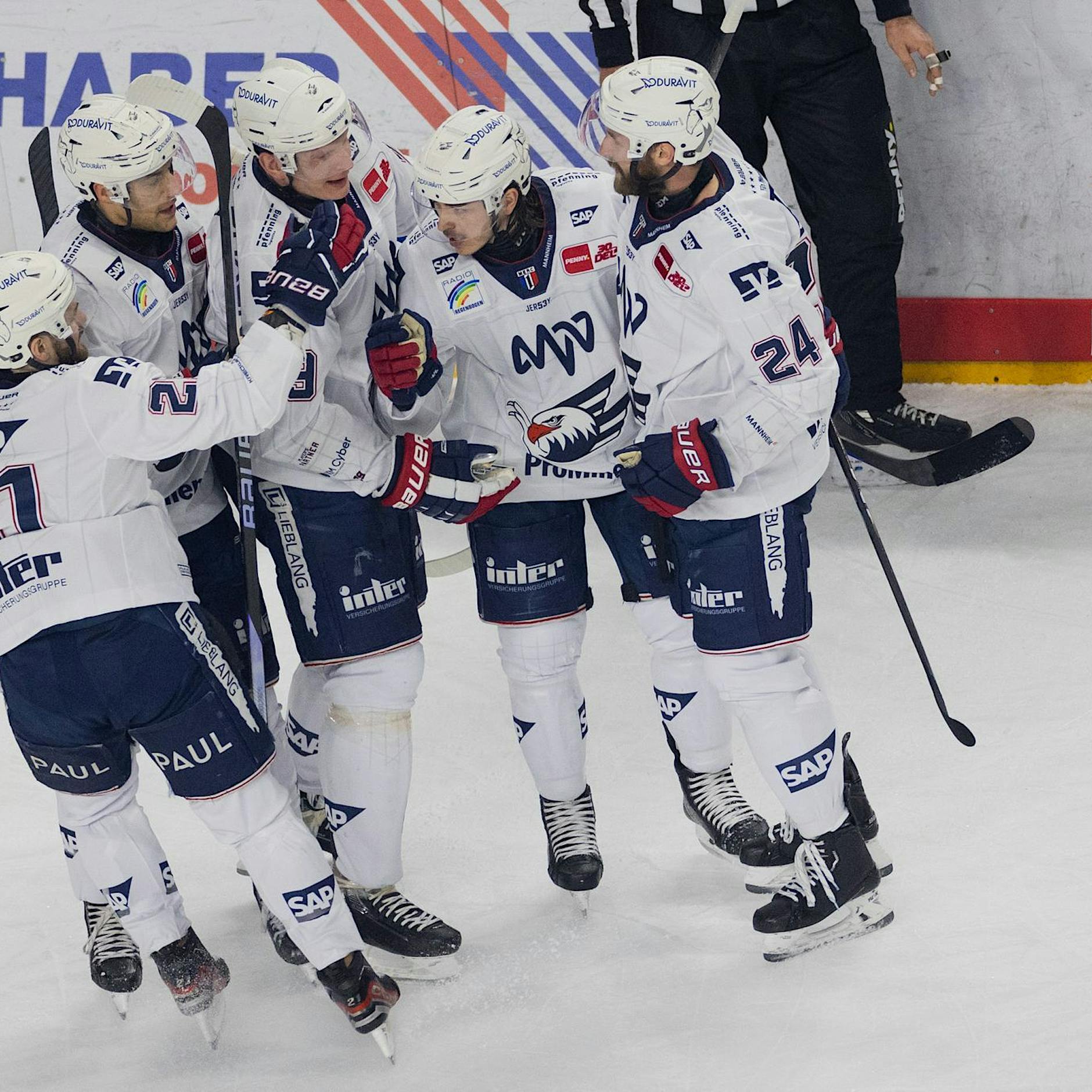 Mannheim düpiert Berlin in DEL-Playoffs - Bremerhaven siegt