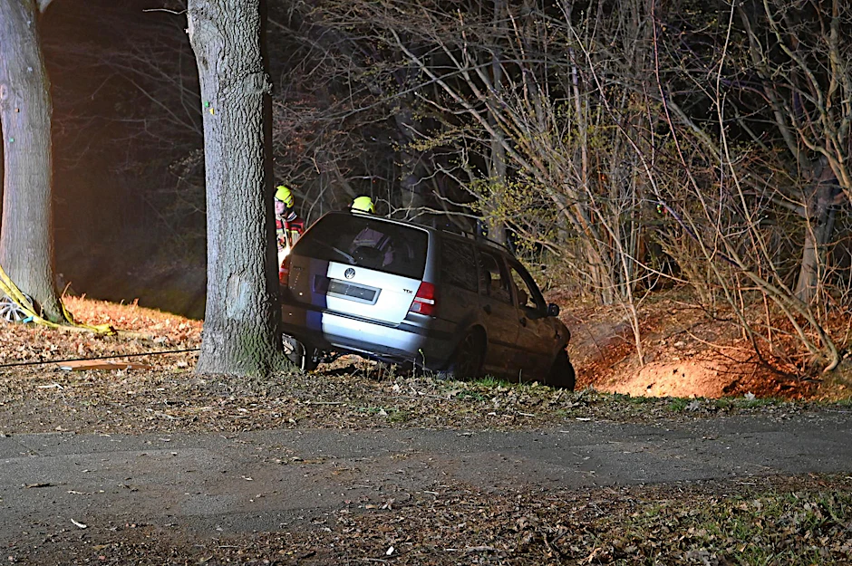 Die Verfolgungsjagd in Reinickendorf endete für den Fahrer eines VW Golf im Straßengraben.