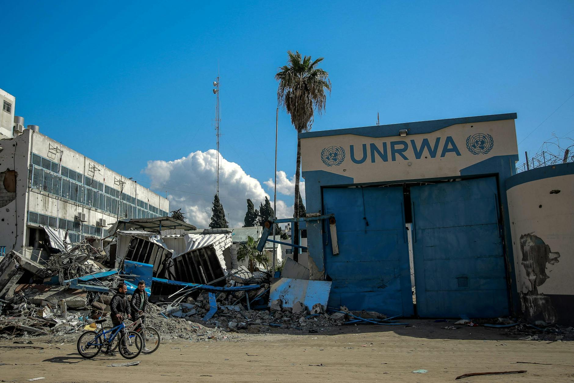 Der Eingang des beschädigten UNRWA-Hauptsitzes in Gaza-Stadt 