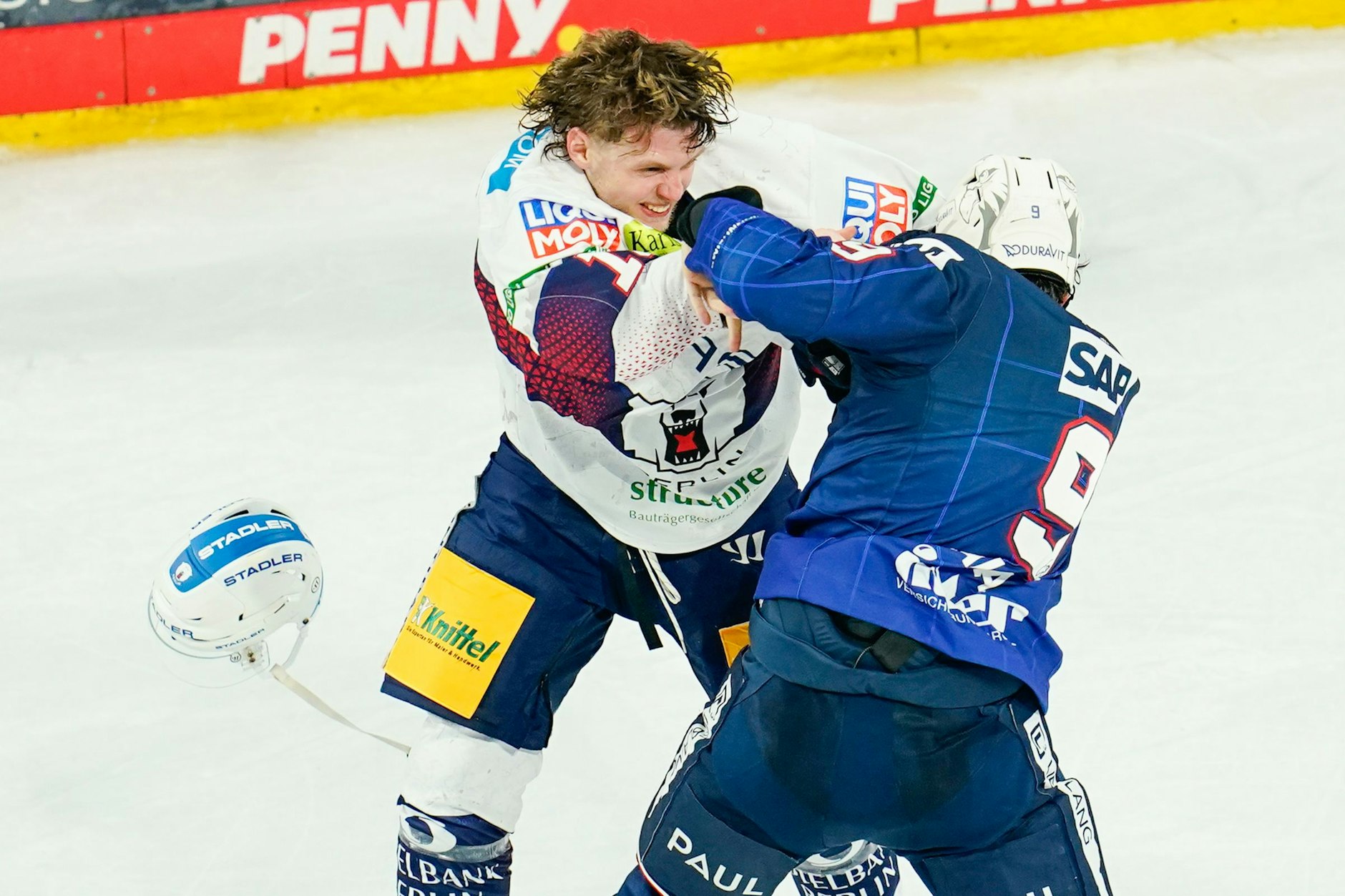Das zweite Duell zwischen den Eisbären Berlin und den Adler Mannheim war so intensiv wie diese Kampfeinlage zwischen Berlins Lean Bergmann (l.) und Mannheims Leon Gawanke.