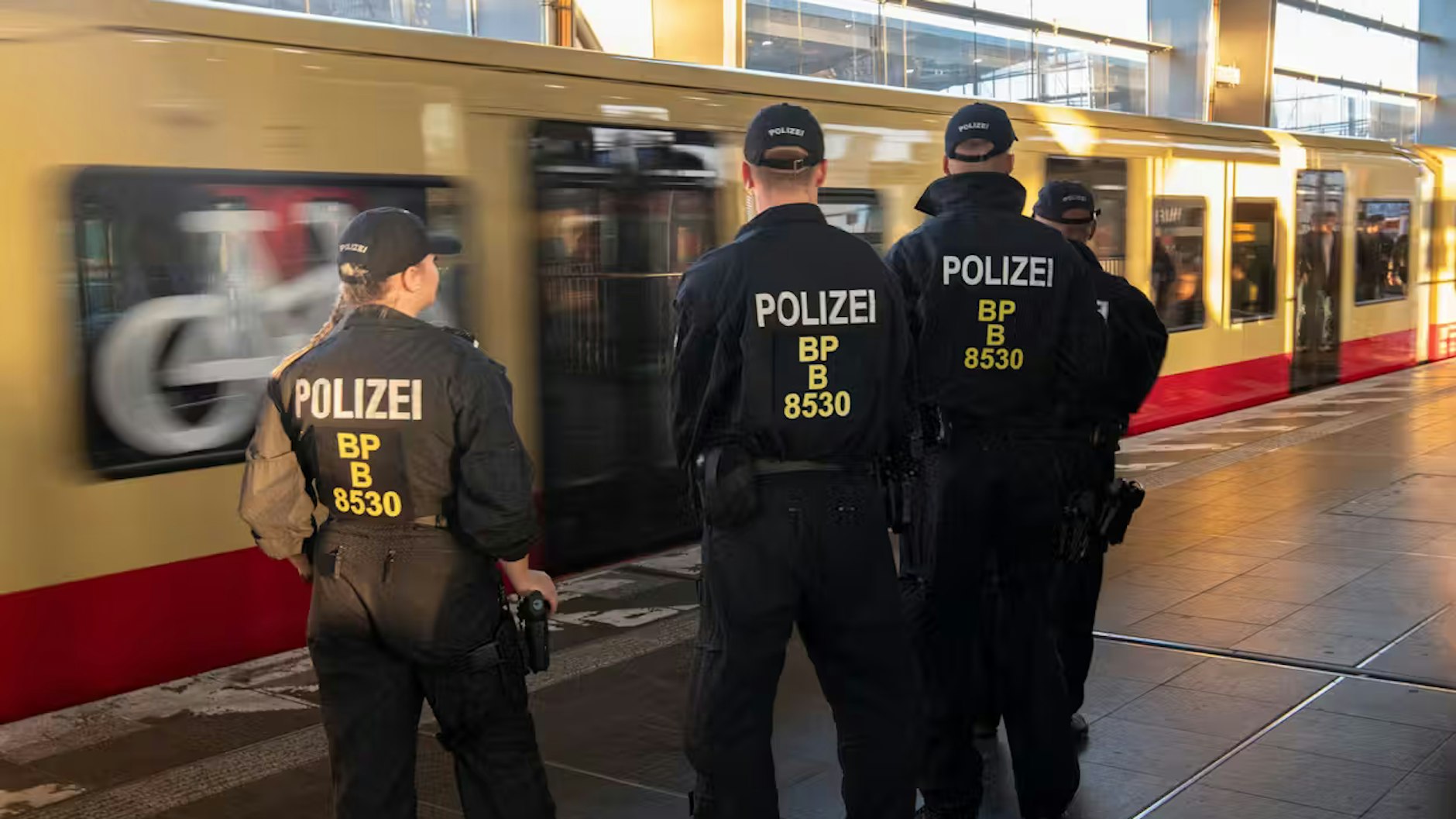 Bundespolizisten stehen am Bahnhof Ostkreuz auf einem Bahnsteig. An diesem Wochenende überprüfen die Beamten auf den Bahnhöfen der Stadt die Einhaltung des Mitführverbotes von gefährlichen Gegenständen.