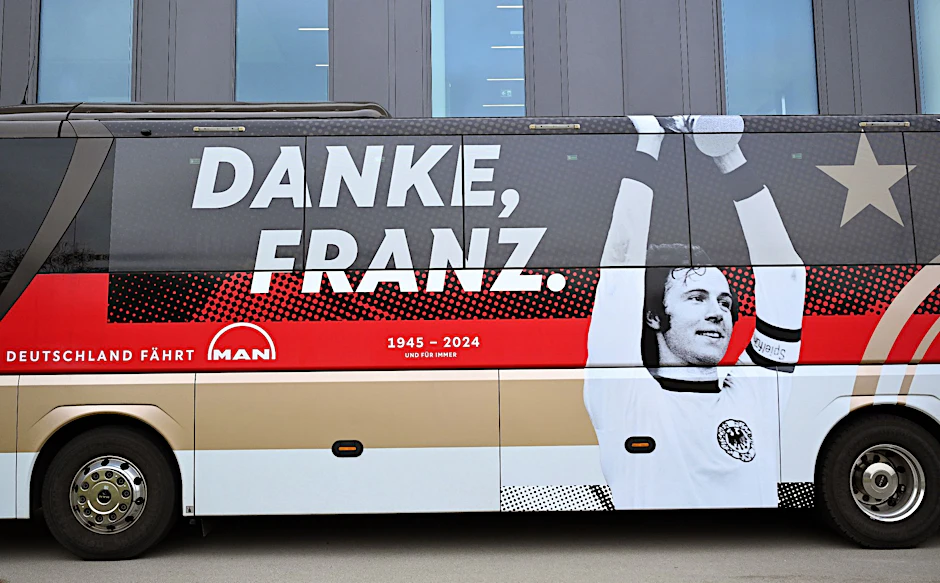 «Danke, Franz.» steht in Erinnerung an Franz Beckenbauer auf dem Teambus der Fußball-Nationalmannschaft.  
