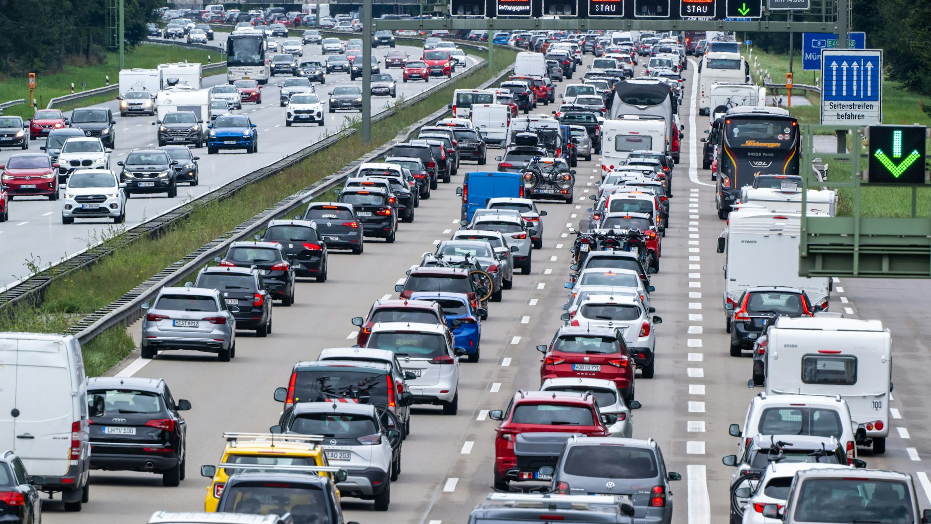 Autos und Reisebusse stehen auf der Autobahn 8 in Richtung Norden im Stau. Zu Himmelfahrt wird es wieder richtig voll auf deutschen Autobahnen.