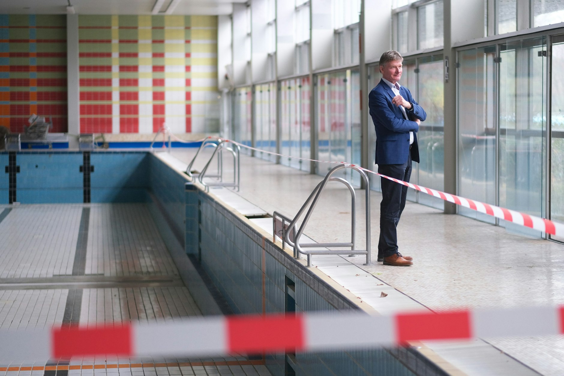 Johannes Kleinsorg, Vorstandsvorsitzender der Berliner Bäderbetriebe, in der Schwimmhalle des Kombibads Mariendorf. Nach einem Brand ist das Bad seit September 2023 geschlossen. 