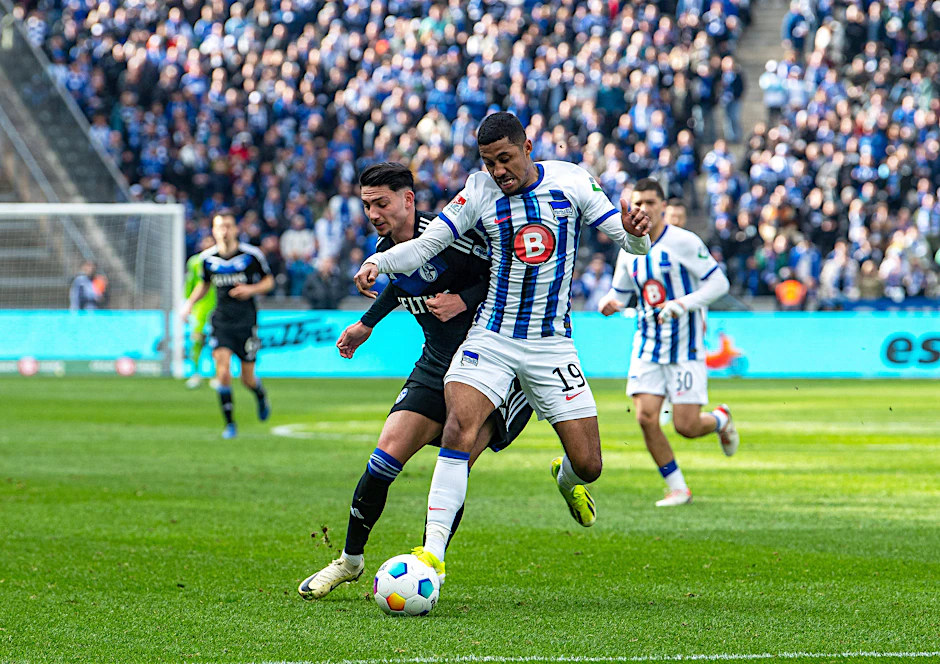 Herthas Mittelfeldspieler Jeremy Dudziak nimm Schalkes Yusuf Kabadayi im Laufduell den Ball ab.