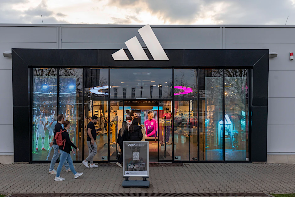 Der DFB hat das Ende der Partnerschaft mit adidas verkündet. Wirtschaftsminister Habeck kritisiert das. Hier ein Foto vom Eingang des Adidas Brand Stores im bayerischen Herzogenaurach.&nbsp;