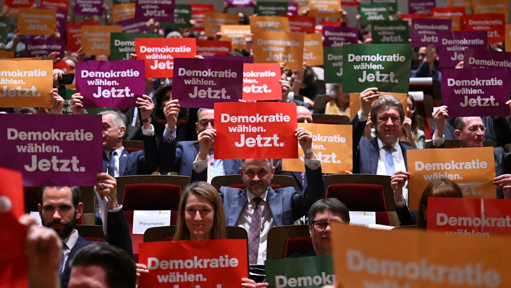 Scholz'a bağırılıyor ve dinleyicilerin demokrasi pankartları taşıması gerekiyor