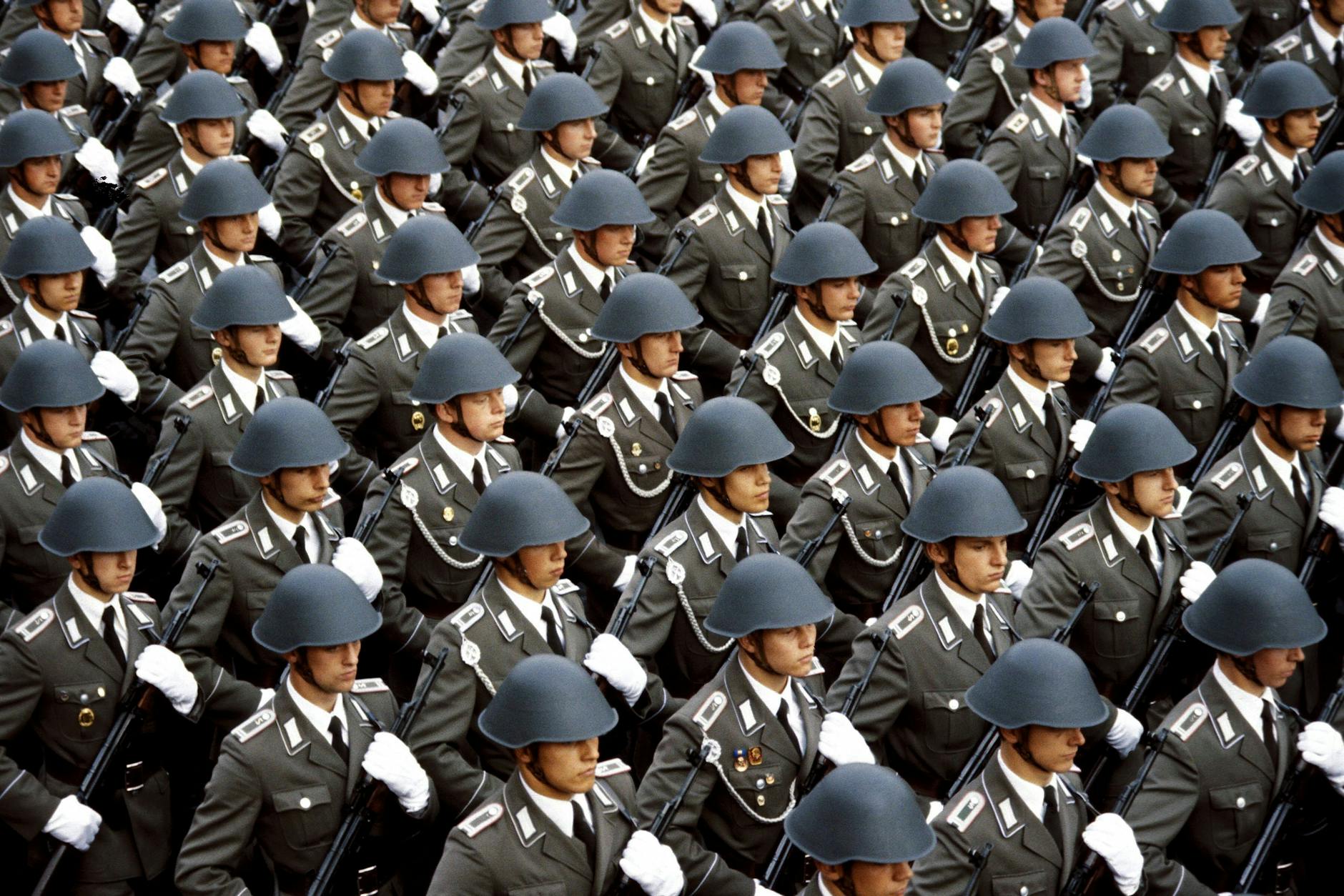 NVA-Soldaten marschieren anlässlich des Nationalfeiertages im Jahr 1983.