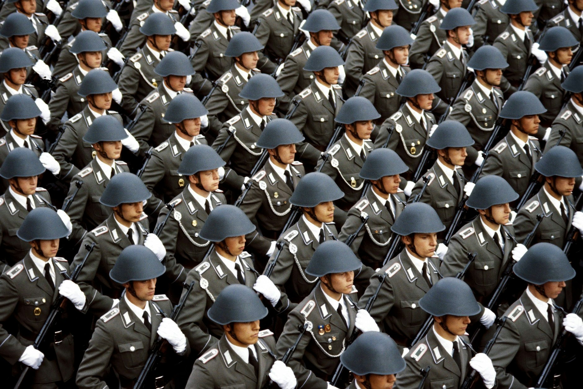 NVA-Soldaten marschieren anlässlich des Nationalfeiertages im Jahr 1983.