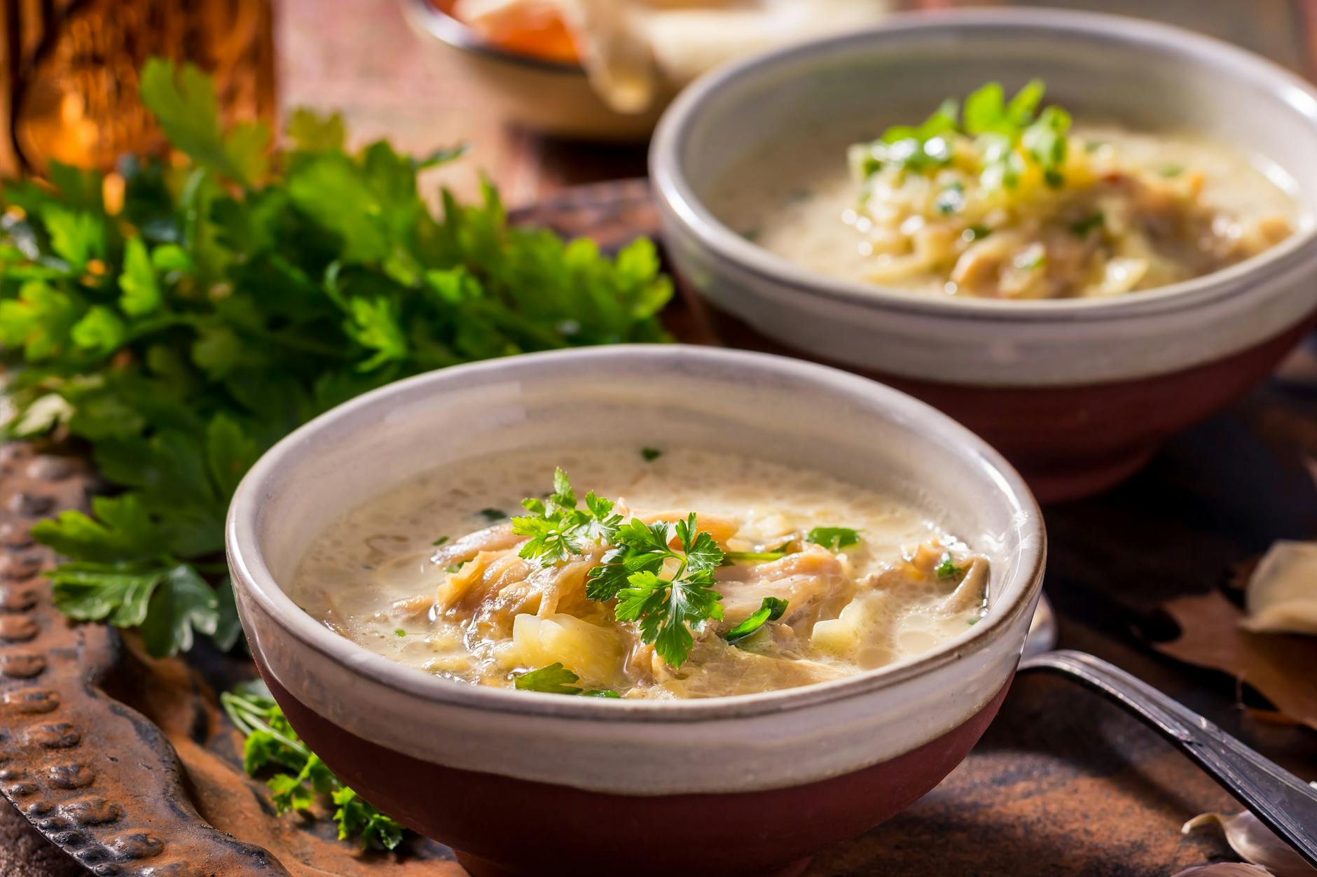 Das Sauerkraut spielt die Hauptrolle in dieser deftigen Suppe, die schnell zubereitet ist. 