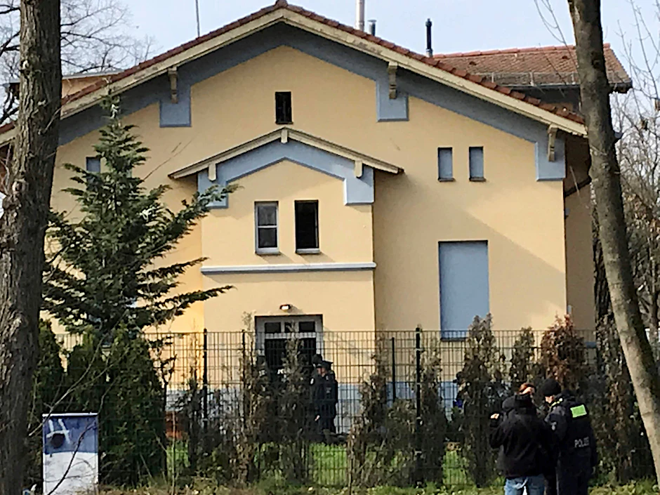 Diese Villa in Berlin-Buckow wurde kürzlich geräumt. In ihr lebte die Großfamilie R., die mit organisierter Kriminalität in Verbindung gebracht wird.&nbsp;