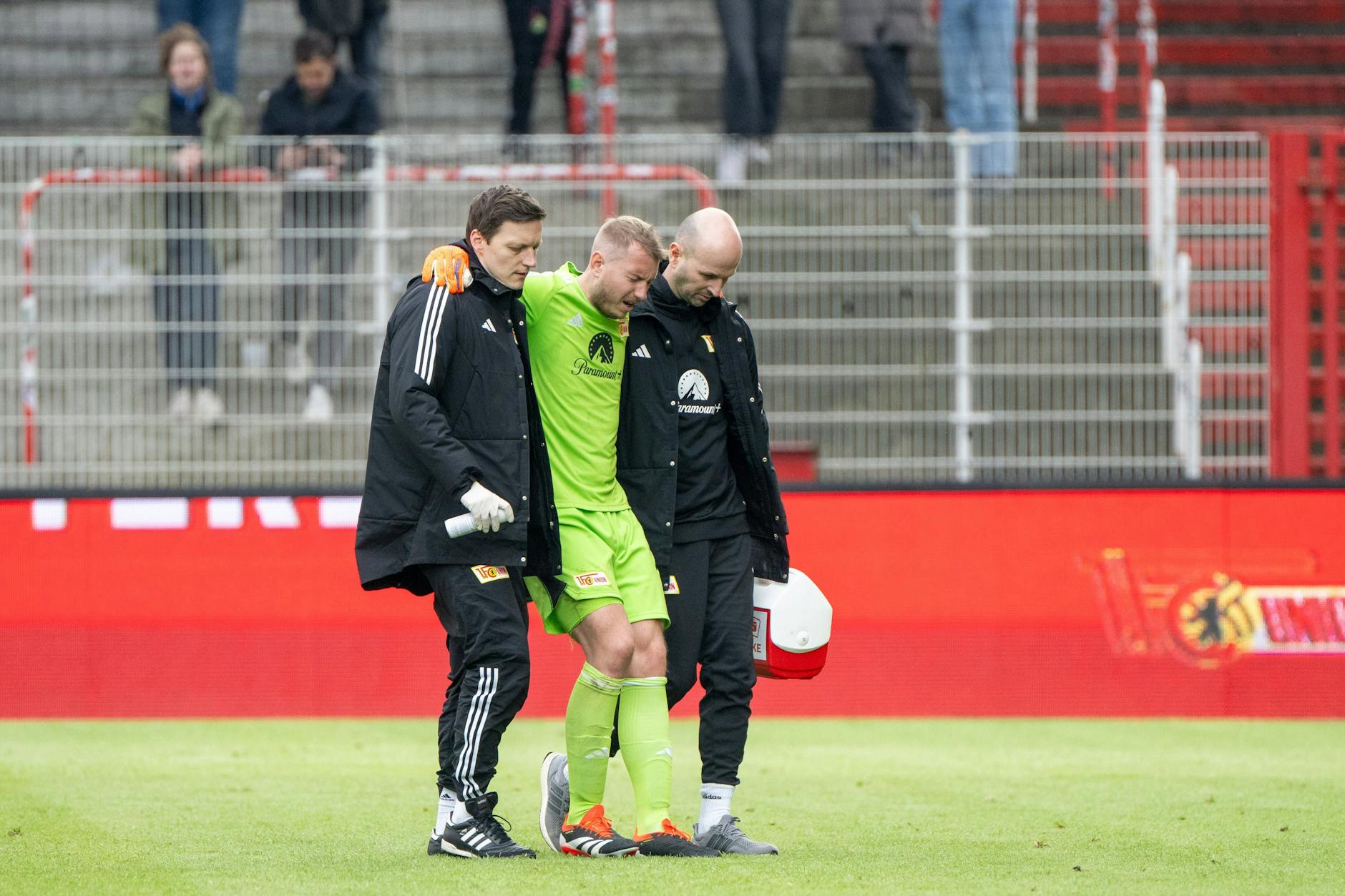 Sichtbar schmerzhaft: Union-Keeper Jakob Busk (30) humpelt gestützt vom Feld. Trainer Nenad Bjelica gibt nach dem 3:1-Sieg gegen Magdeburg aber leichte Entwarnung.