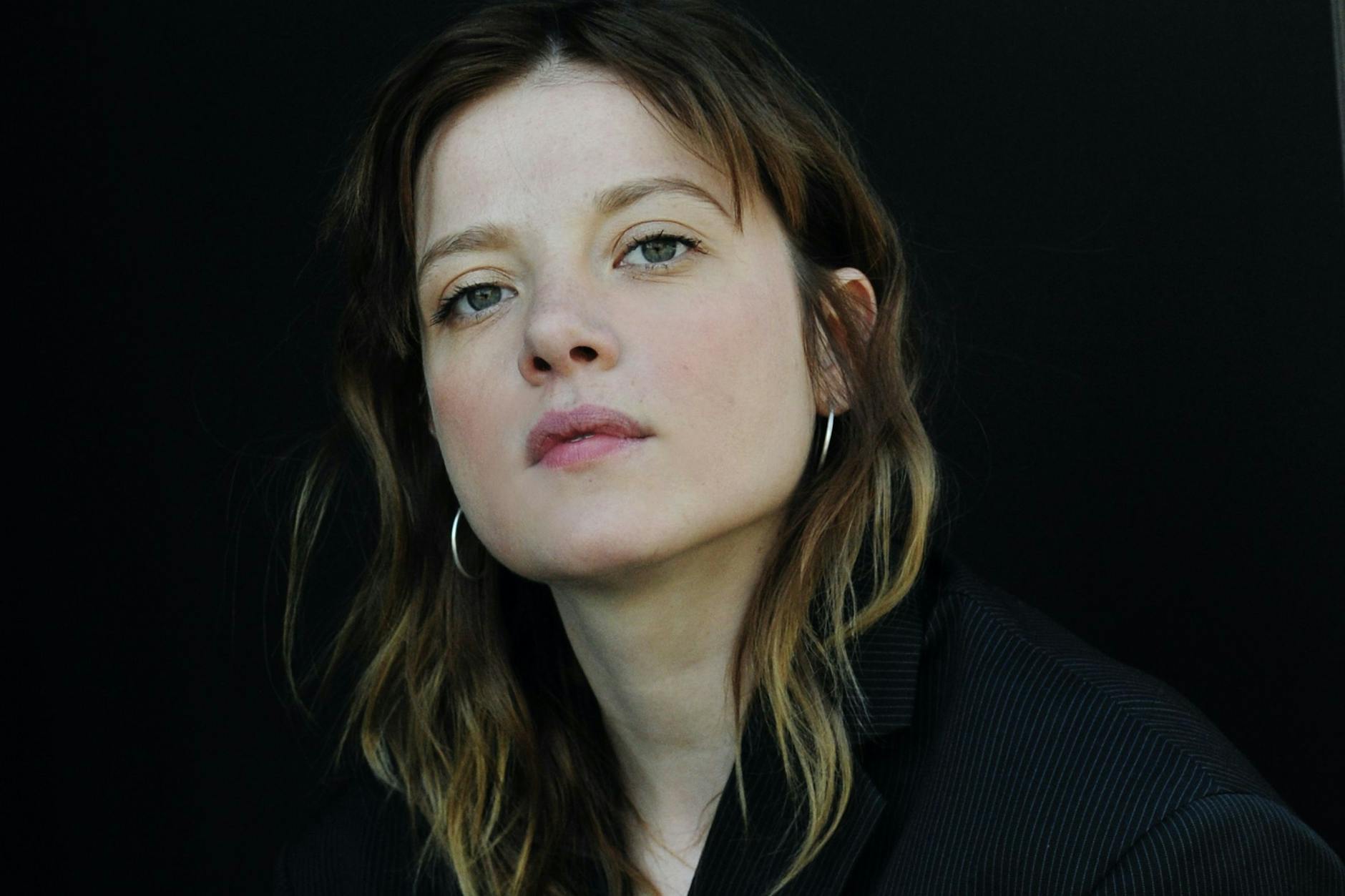 Jella Haase kam 1992 in Berlin zur Welt. In Kreuzberg, wo sie aufwuchs, lebt sie auch heute noch.