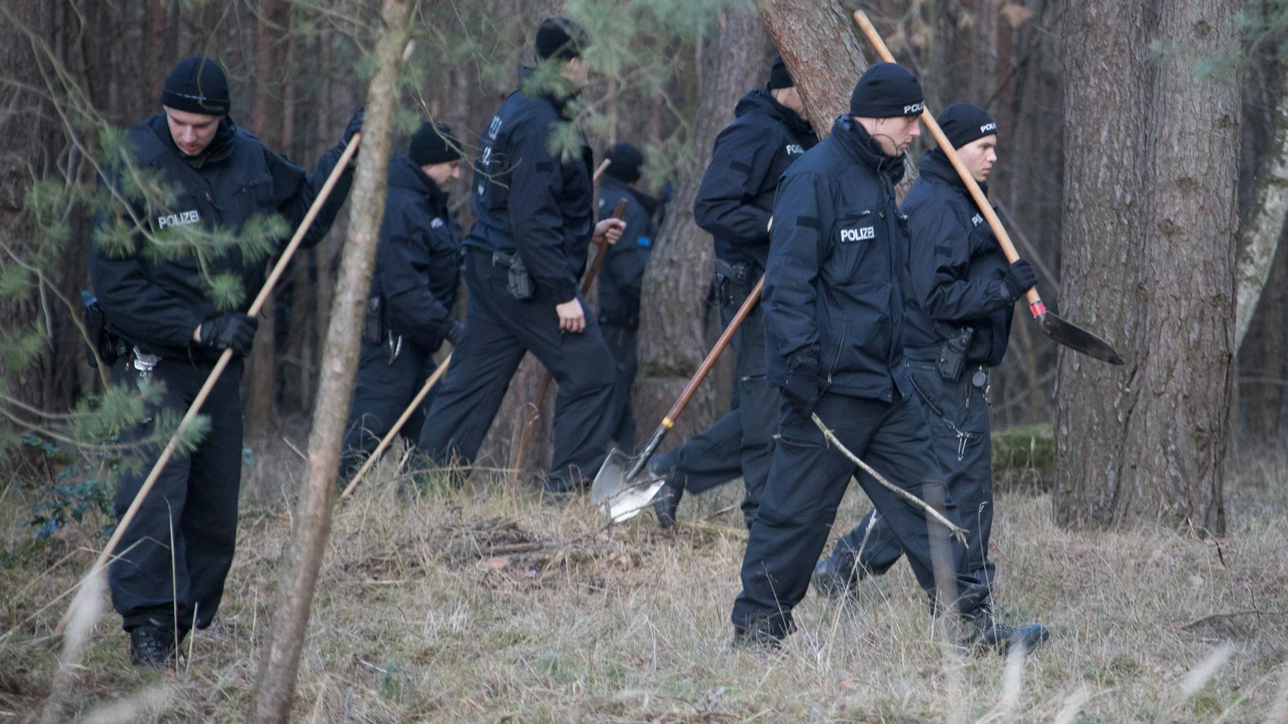 Noch Wochen nach dem Verschwinden von Rebecca Reusch suchte die Polizei die Wälder in Berlin und Brandenburg ab – ohne Erfolg.