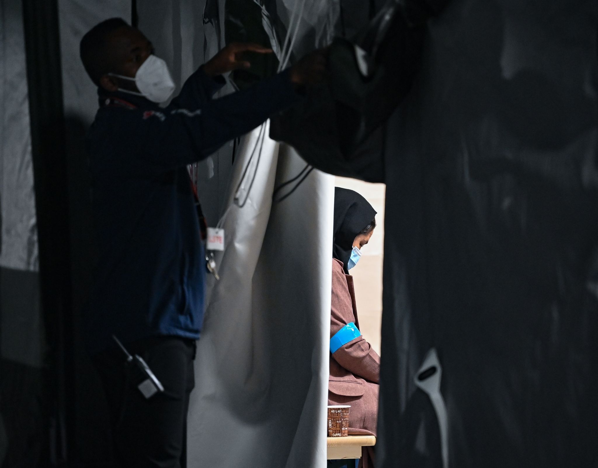 Berlin: Fast 200 Afghanen landen am Flughafen BER – und es kommen noch viel mehr