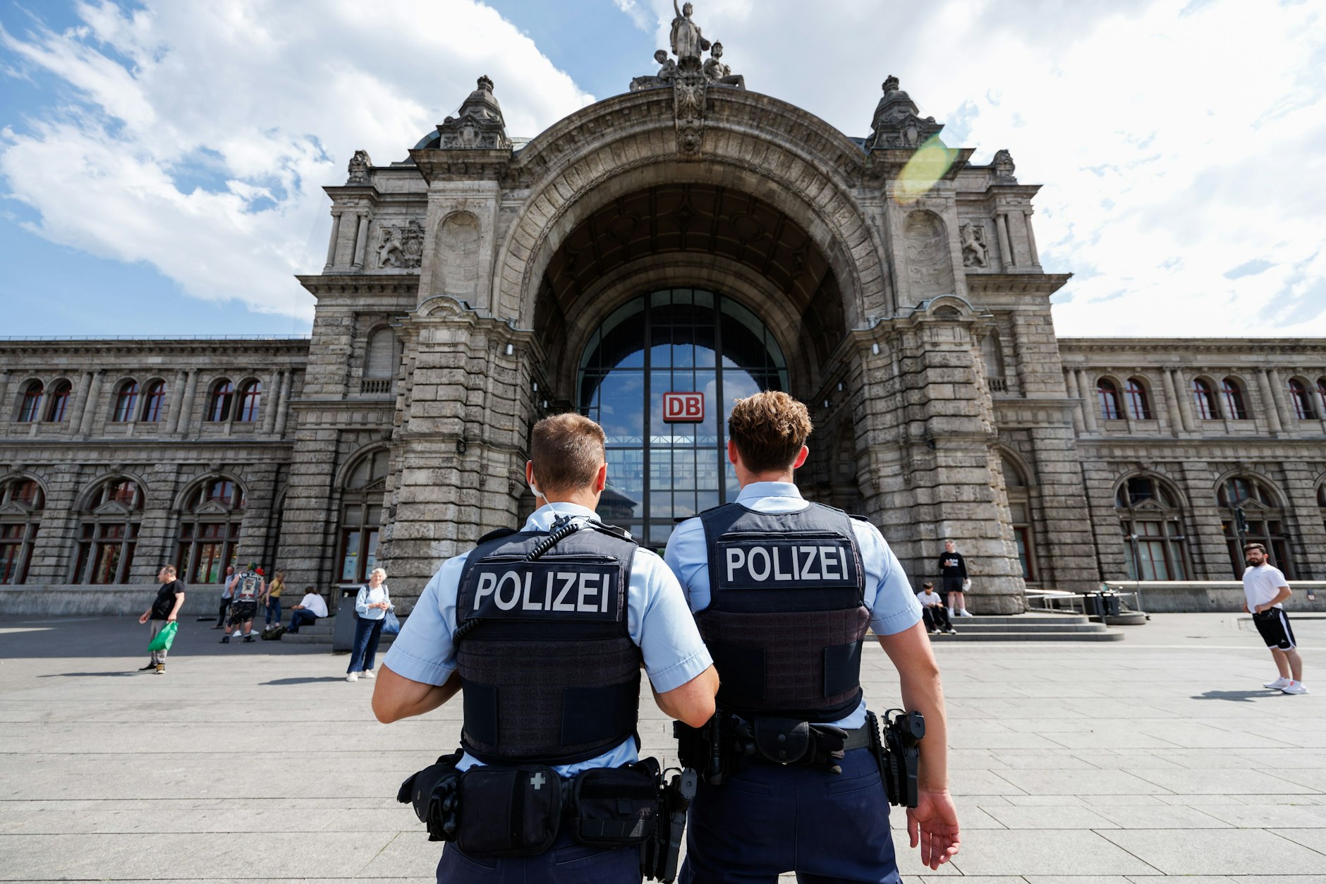 Zwei Polizisten stehen vor dem Nürnberger Hauptbahnhof.