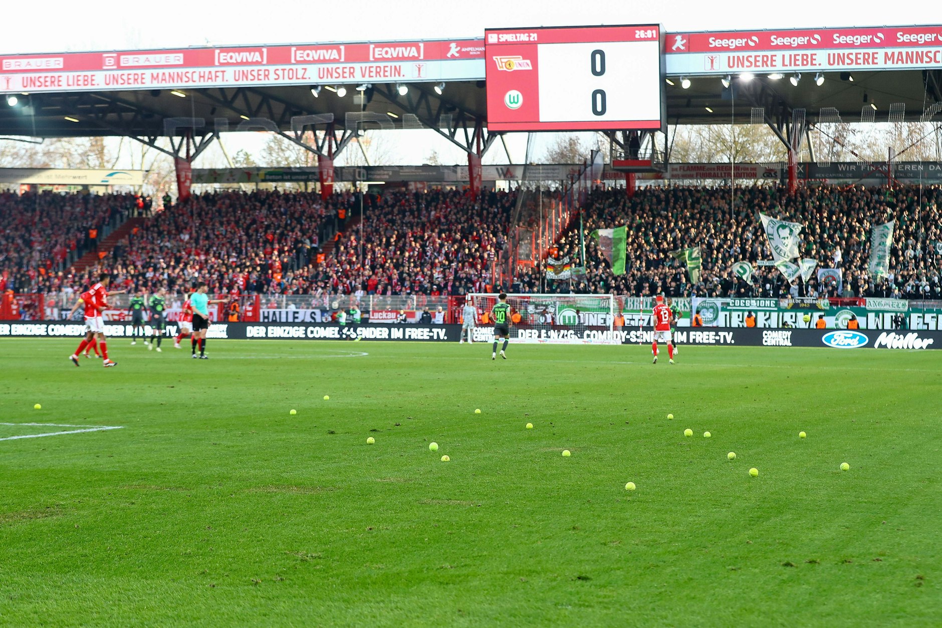 Das Heimspiel des 1. FC Union gegen den VfL Wolfsburg wurde dreimal wegen Tennisballwürfen unterbrochen und stand kurz vor dem Abbruch.