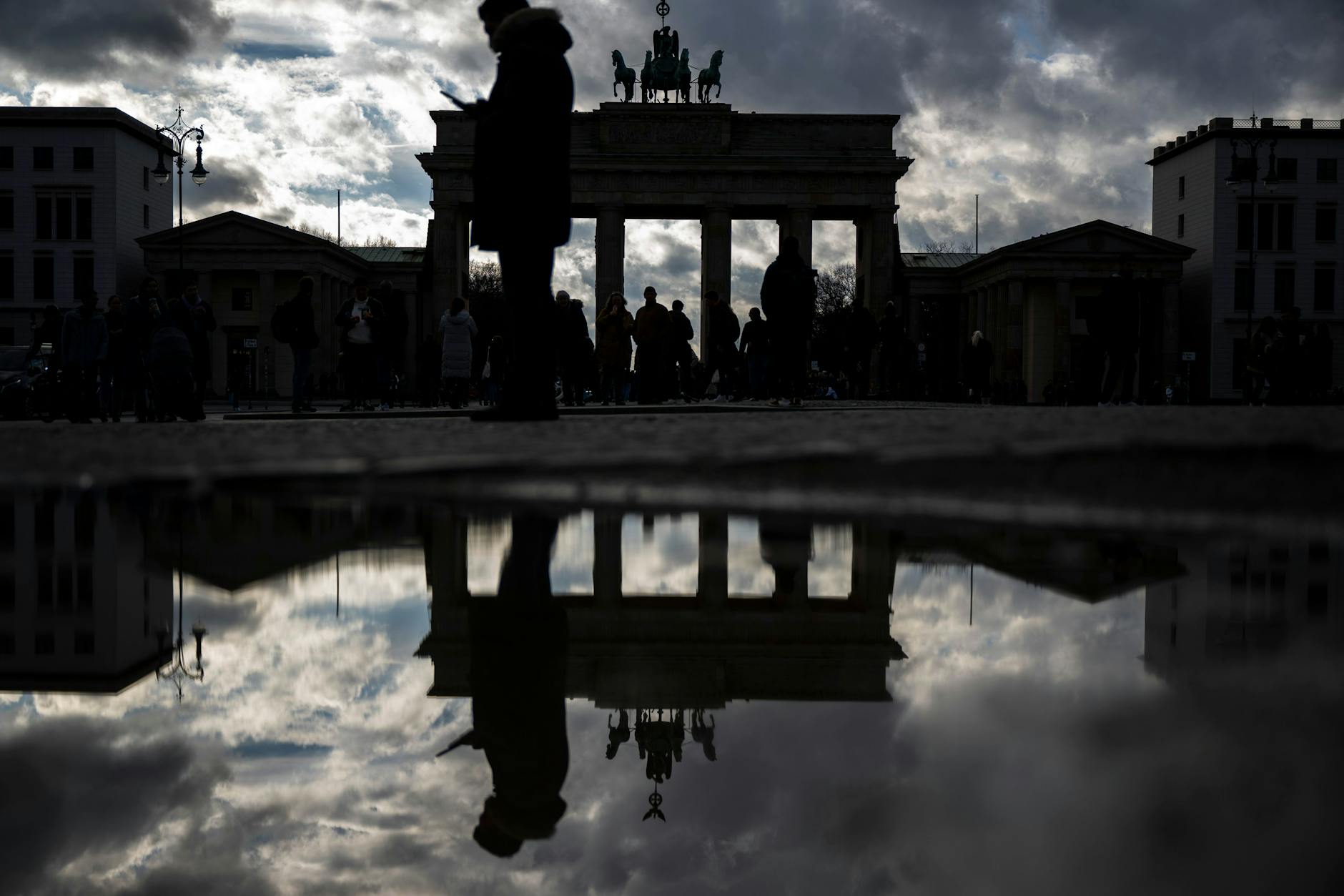 Den Berlinern steht ein Aprilwetter-Wochenende bevor – Frühling geht anders.