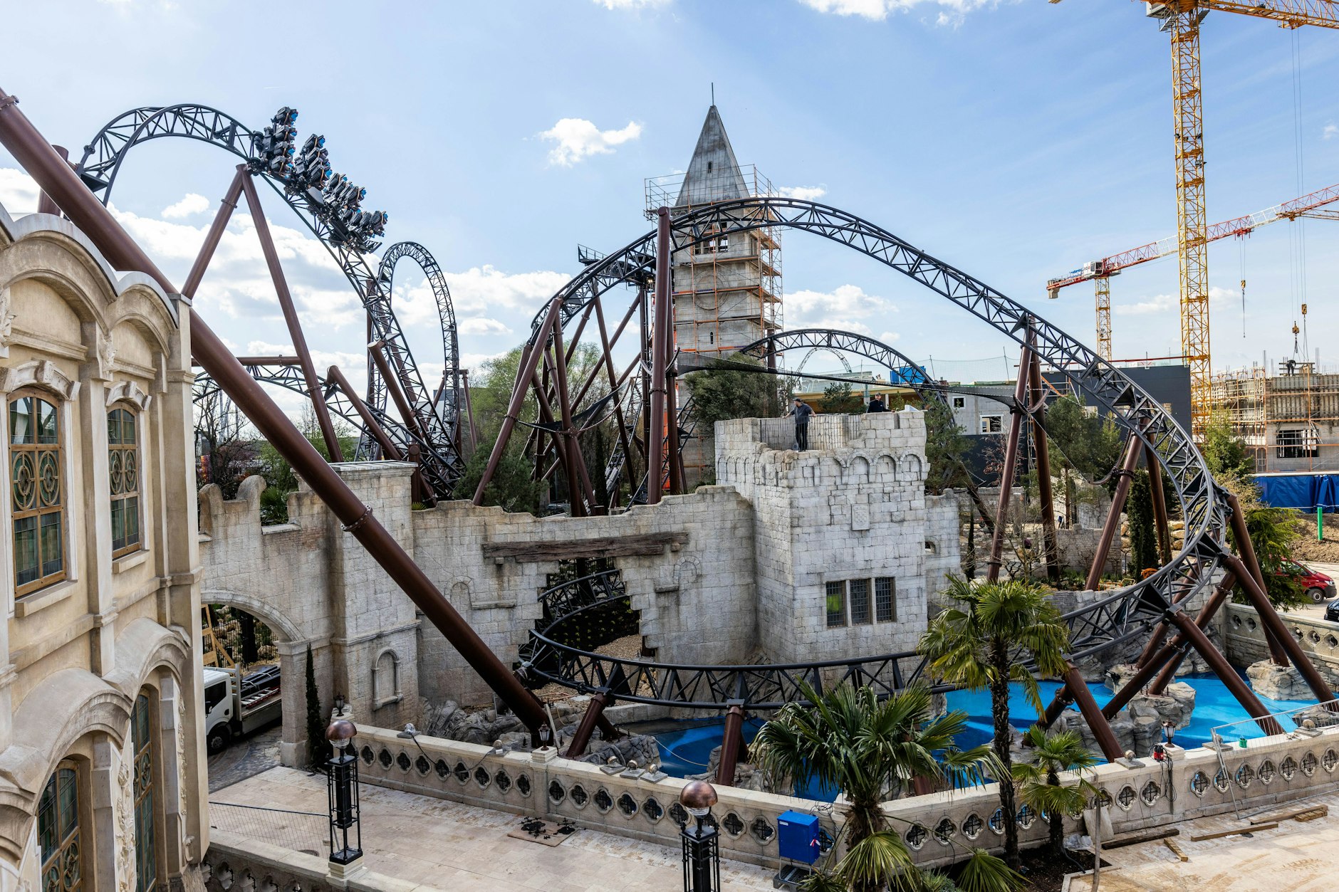 Im Europa-Park in Rust wird in dieser Saison die Achterbahn Voltron Nevera eröffnet. Auch in anderen Freizeitparks in Deutschlands gibt es Neuheiten zur Saison 2024.