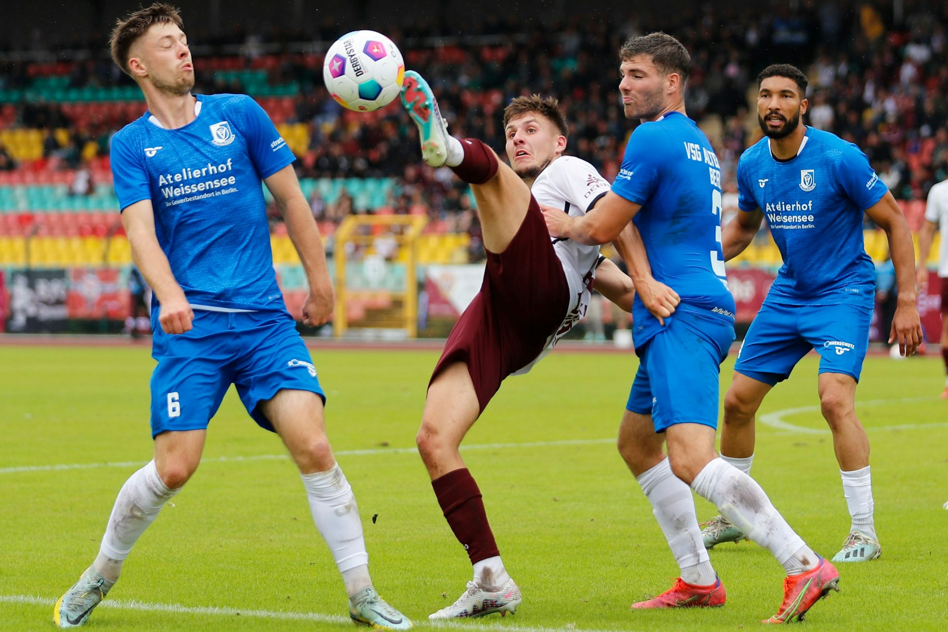 In der Hinrunde hat es Tobias Stockinger (M.) gleich mit mehreren Altglienickern zu tun. Der BFC verlor - durch zwei umstrittene Platzverweise dezimiert - 1:3. 