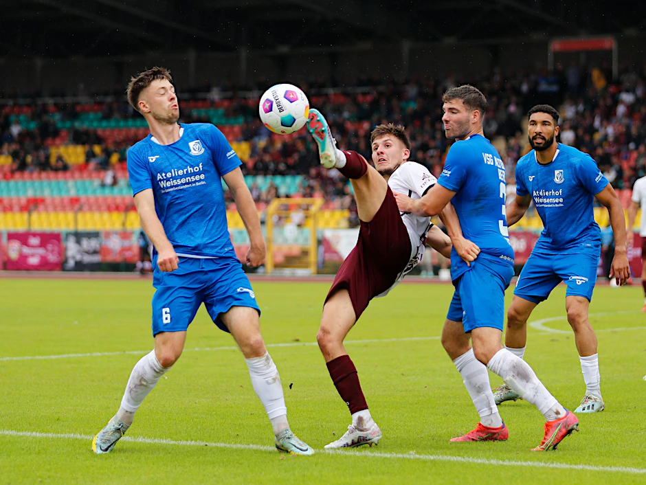 In der Hinrunde hat es Tobias Stockinger (M.) gleich mit mehreren Altglienickern zu tun. Der BFC verlor - durch zwei umstrittene Platzverweise dezimiert - 1:3.&nbsp;