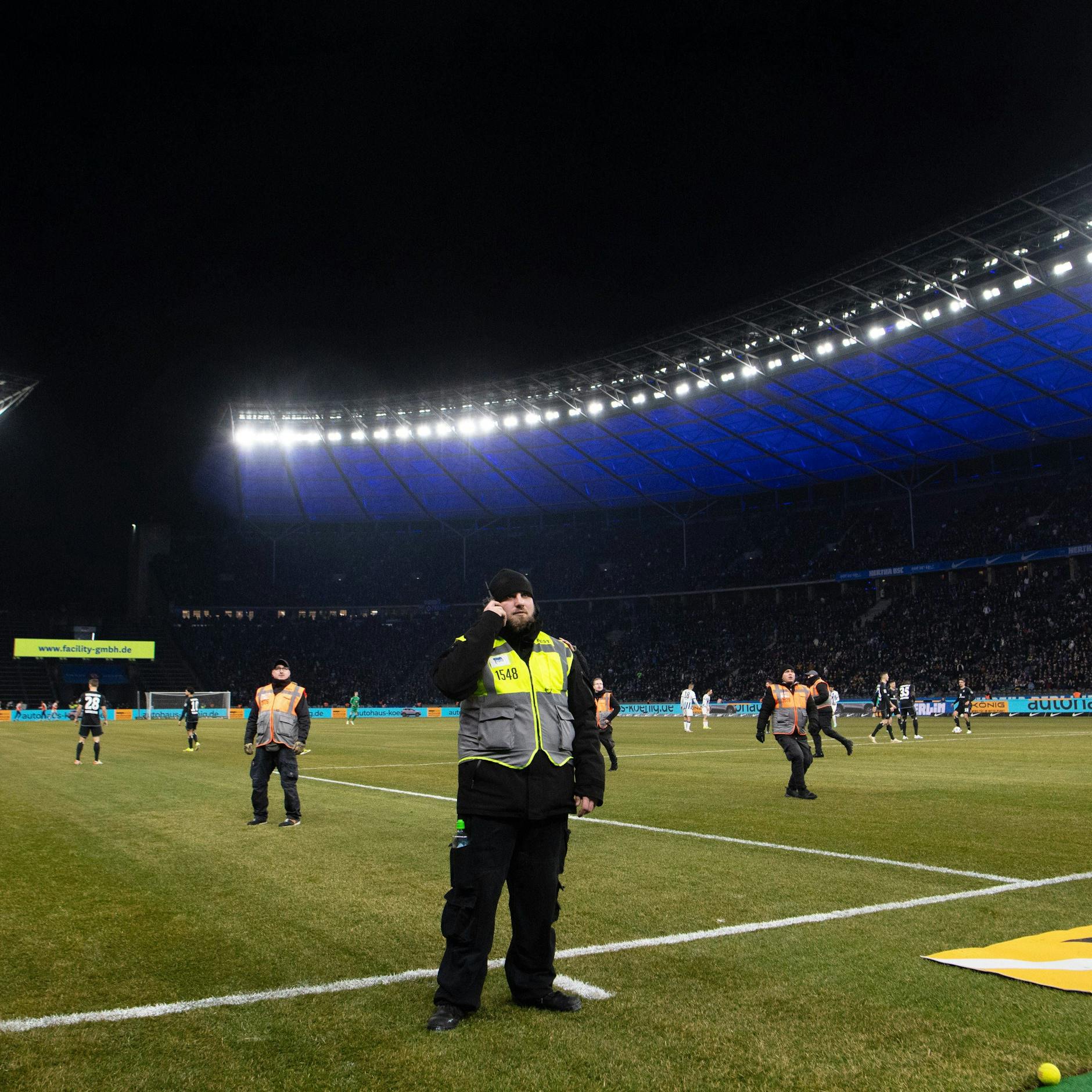 Herthas Spiel im Olympiastadion gegen den HSV musste wegen der Tennisballproteste für 33 Minuten unterbrochen werden.