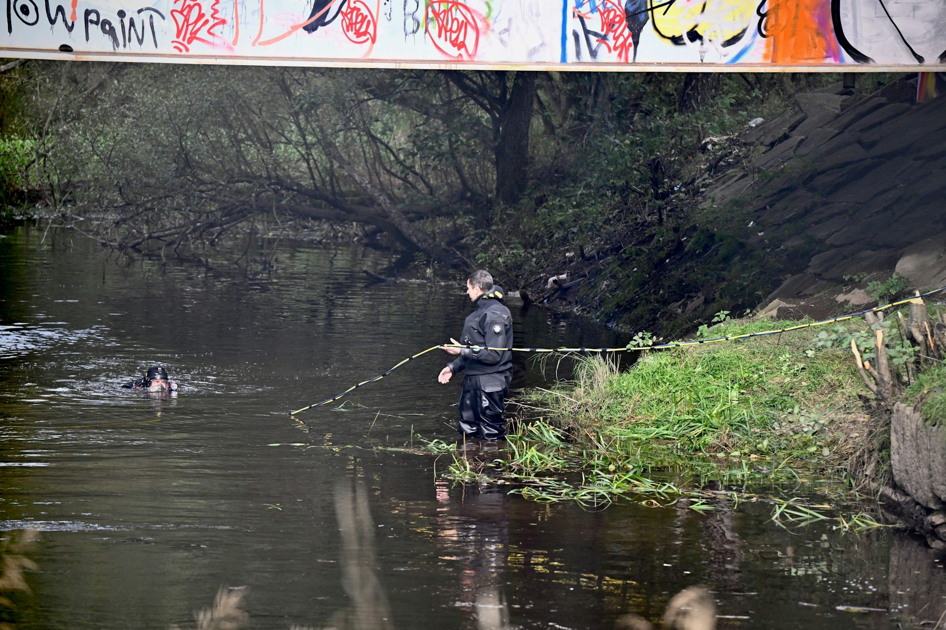 Über die Snapchatkarte in Henriks Telefon konnten seine Verwandten sehen, wo sein Telefon zuletzt aktiv war - ein wichtiger Leitfaden in den Ermittlungen. Die Polizei konzentrieren die Suche immer mehr auf den Fluss Säveån, der sich durch die Kleinstadt zieht, nicht weit von Henriks Zuhause. Taucher von der Küstenwache suchen mehrere Tage unter einer Eisenbahnbrücke.