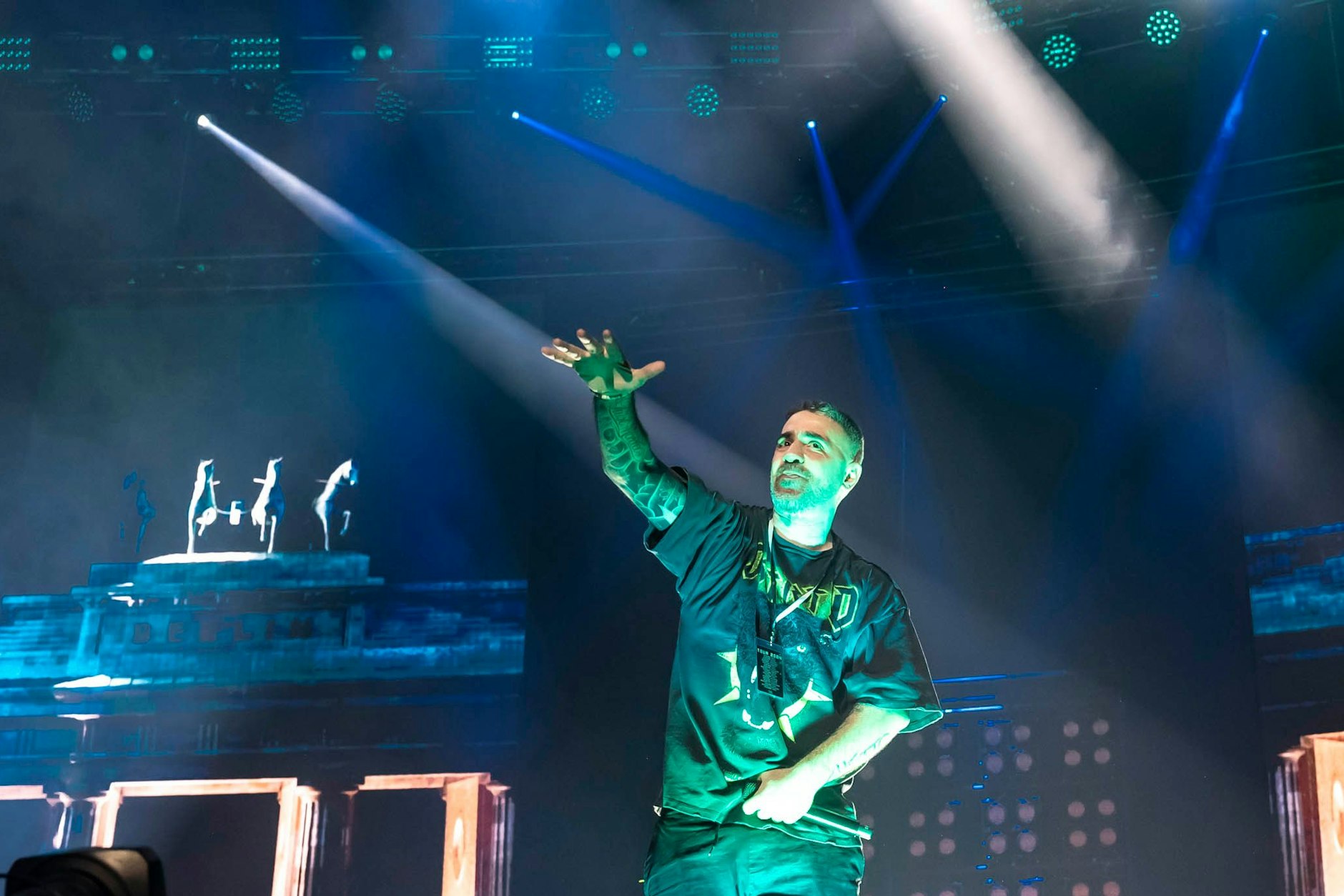 Die Fans können seine Texte so gut, dass Bushido auch mal nur genießen kann bei seinem ersten Auftritt in der Mercedes-Benz-Arena seit Jahren.