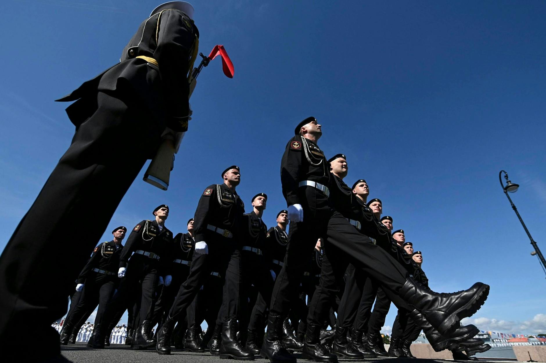 „Russland kann nicht ewig Krieg führen“: Russische Marineinfanteristen in St. Petersburg