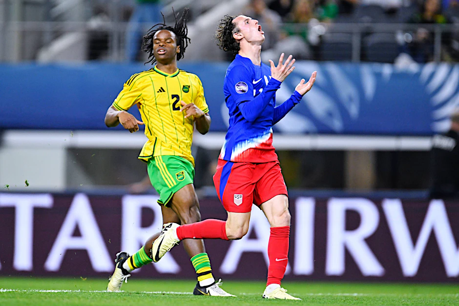 Brenden Aaronson (r.) vom 1. FC Union gewann mit den USA im Halbfinale der Nations League gegen Jamaika.