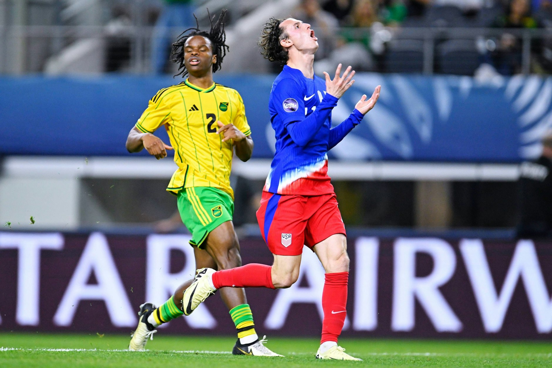 Brenden Aaronson (r.) vom 1. FC Union gewann mit den USA im Halbfinale der Nations League gegen Jamaika.
