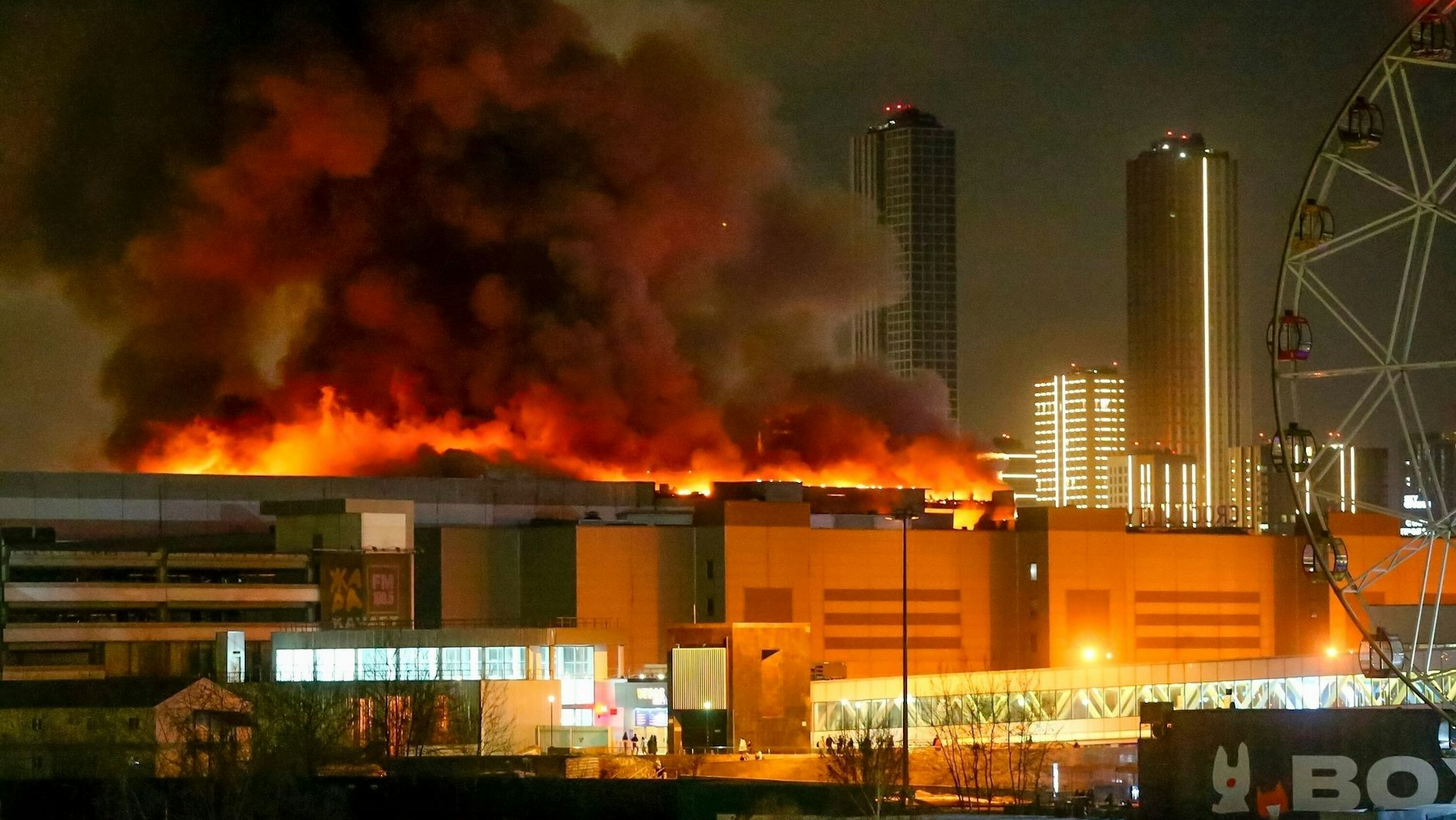 Aus dem Veranstaltungsgebäude, das mehrere Säle hat und allein in einer Konzerthalle Platz für mehrere Tausend Besucher bietet, schlagen riesige Flammen in den Nachthimmel.&nbsp;