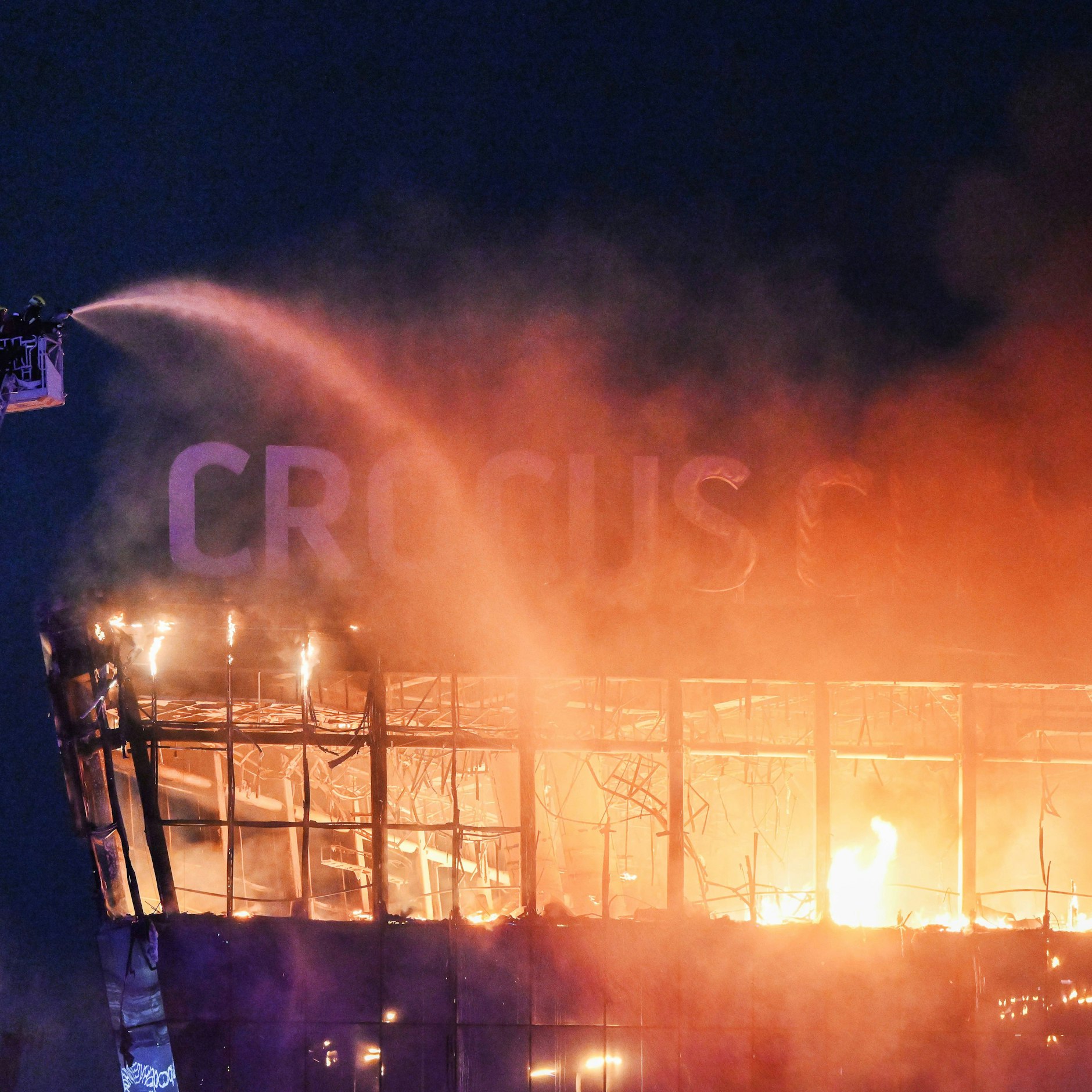 Die Flammen schlagen aus der Veranstaltungshalle, die von mehreren Bewaffneten attackiert wurde. Bei dem Angriff gab es laut Geheimdienst FSB mindestens 40 Tote und mehr als 100 Verletzte.&nbsp;