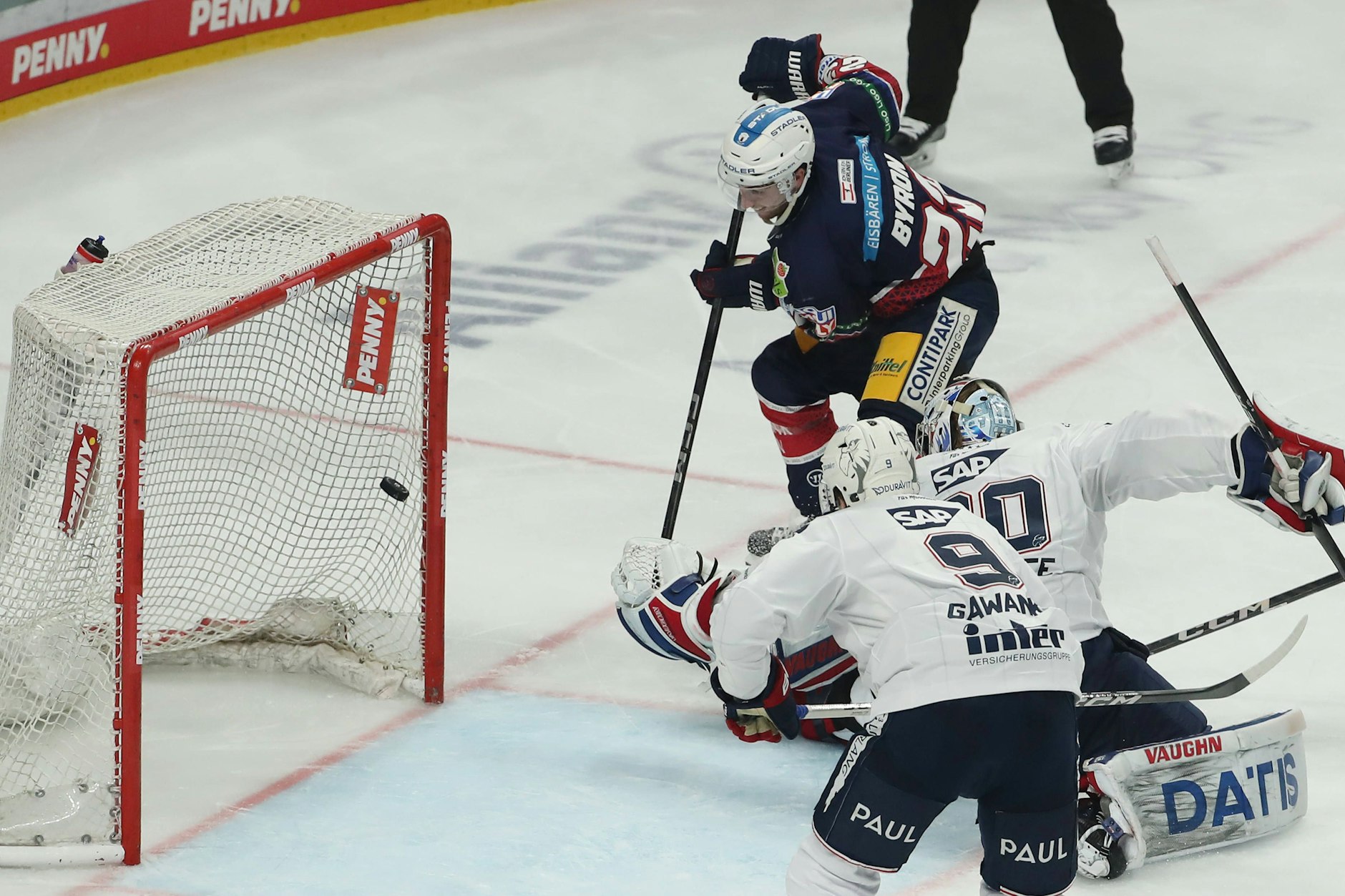 Yannick Veilleux jubelt nach dem 1:0 mit Teamkollegen. Die Eisbären haben im Playoff-Viertelfinale der DEL den zweiten Sieg hintereinander gefeiert.