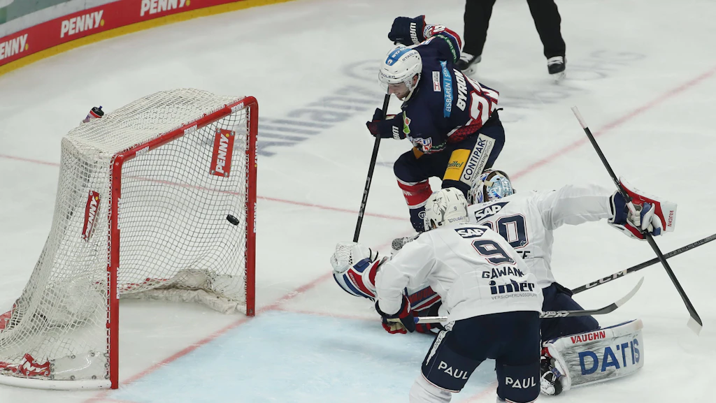 3:2 gegen Mannheim: Eisbären gewinnen drittes Viertelfinalspiel