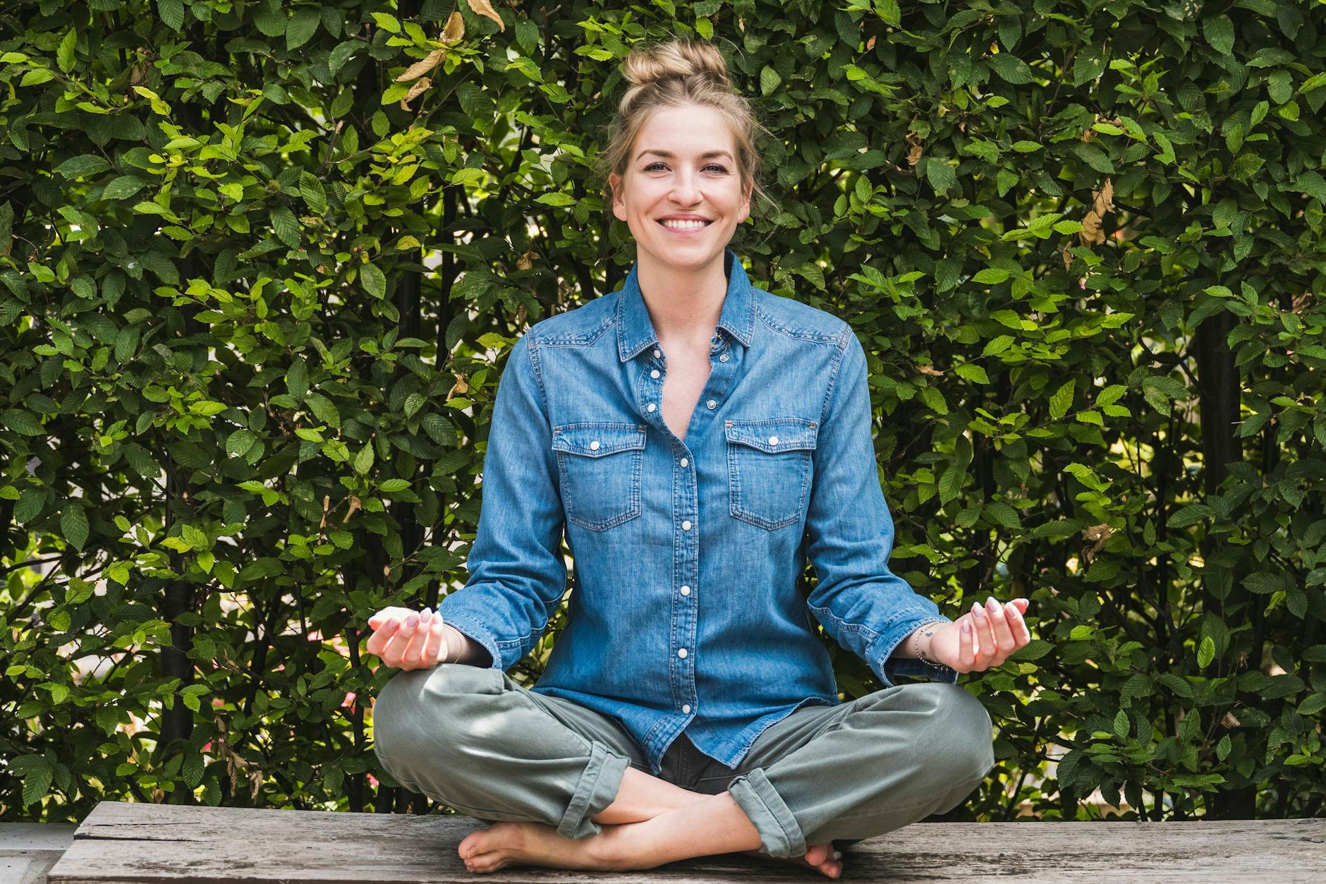 Starten Sie die neue Woche mit einem Blick ins Horoskop und etwas Yoga.