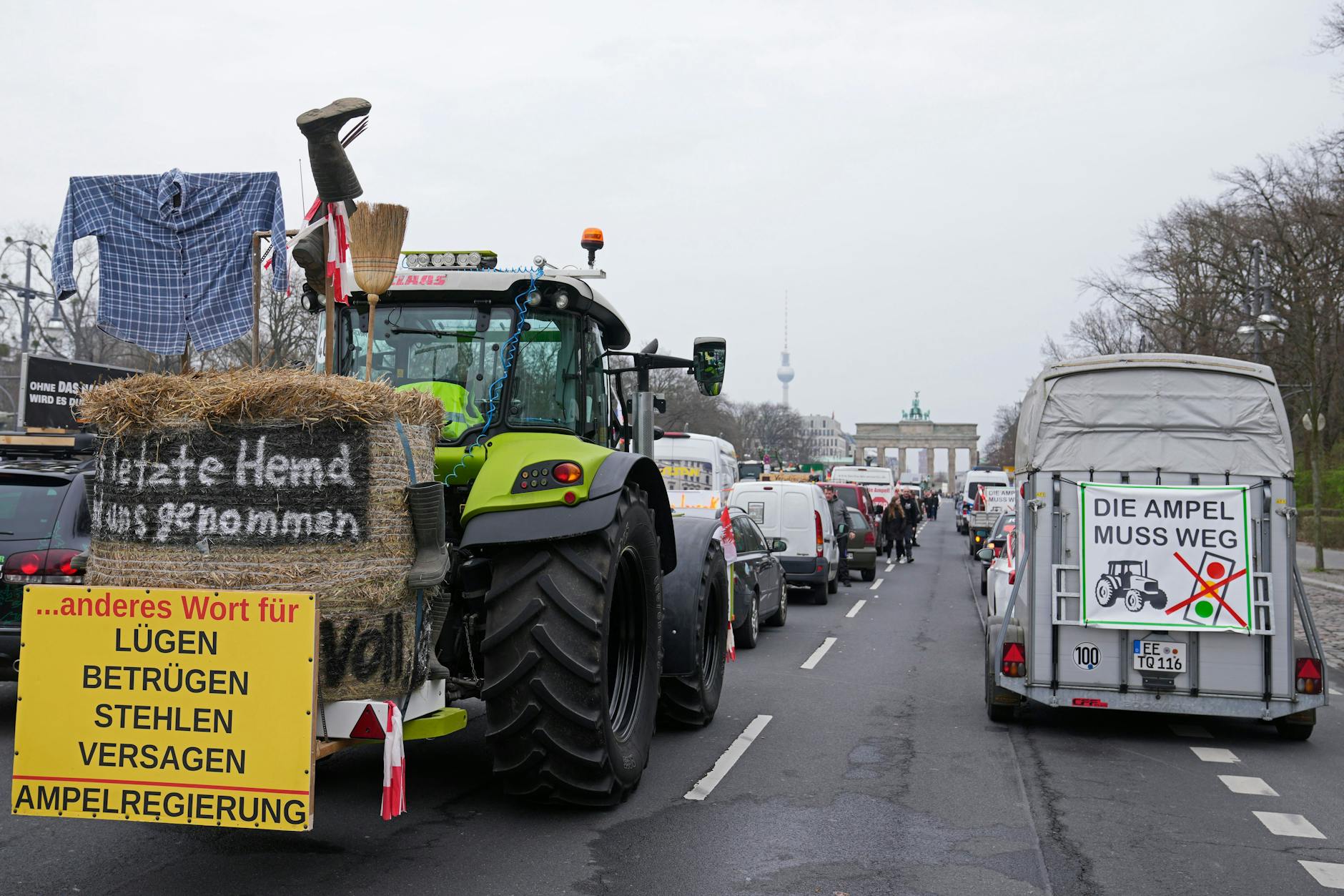 Landwirte in Berlin auf der Straße des 17. Juni.