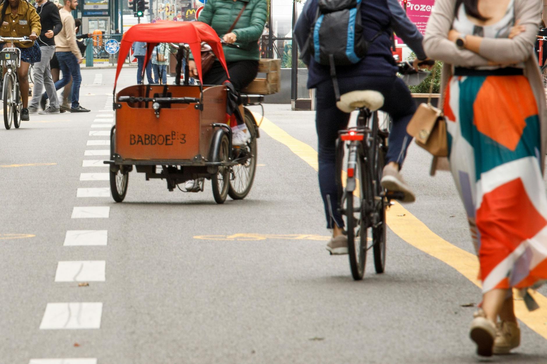 Fahrradfahrer fahren auf der Berliner Friedrichstraße auf dem autofreien Abschnitt.