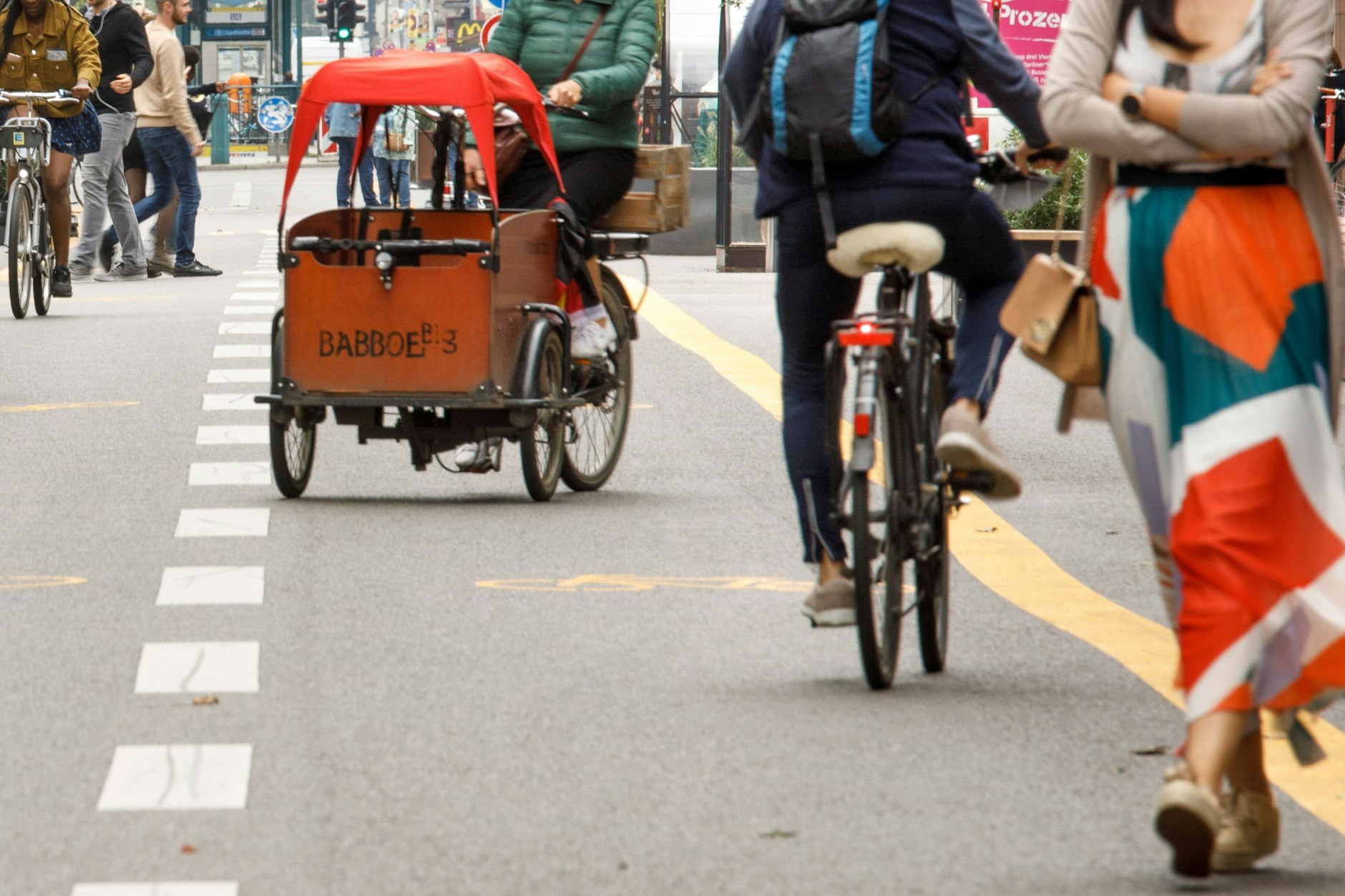 Fahrradfahrer fahren auf der Berliner Friedrichstraße auf dem autofreien Abschnitt.