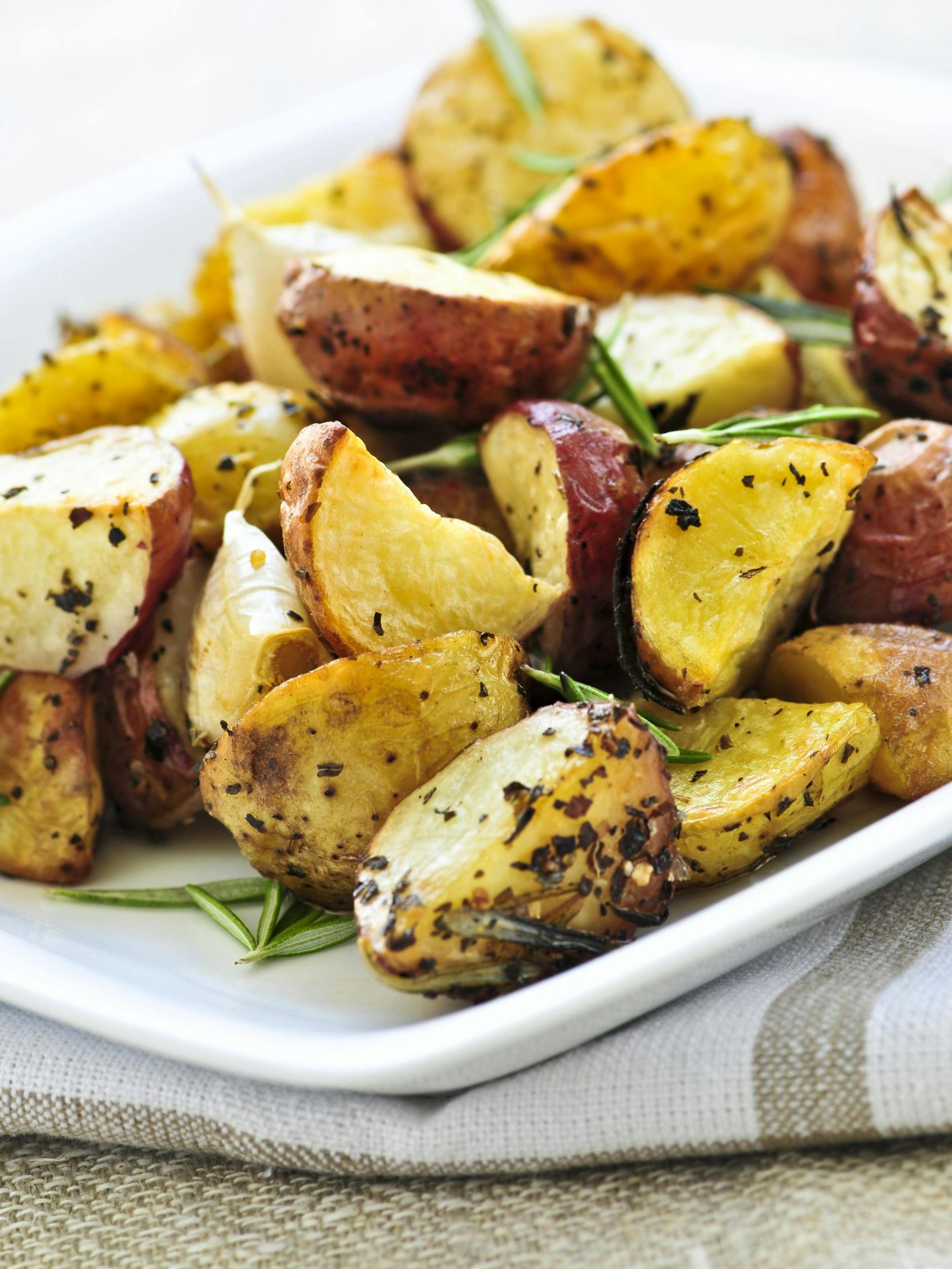 Die leckeren Kartoffeln mit Knoblauch und Kräutern aus dem Ofen sind mit dem einfachen Rezept schnell gemacht.