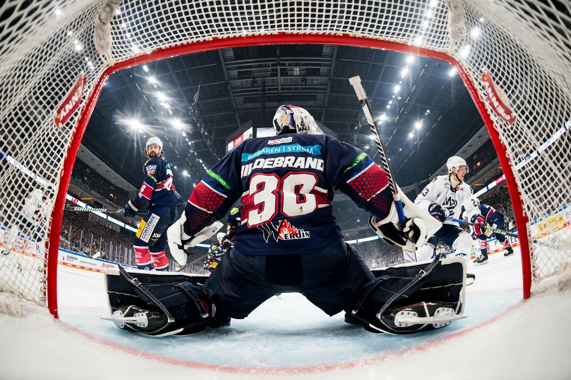 Torwart Jake Hildebrand war für die Eisbären Berlin der wichtige Rückhalt beim knappen Sieg gegen die Adler Mannheim.