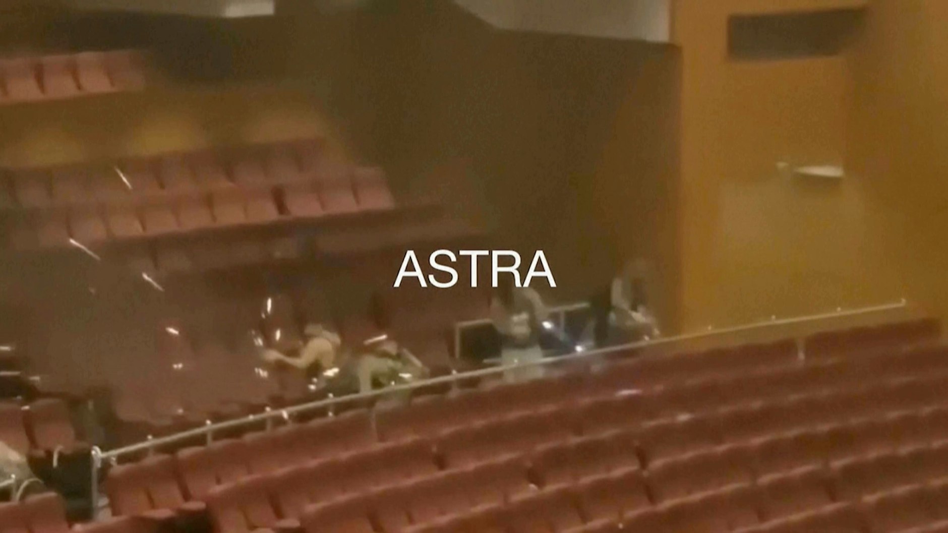 Das Videostandbild aus einem UGC-Video zeigt Bewaffnete, die in einer Konzerthalle im Crocus City Hall schießen. Das russische Außenministerium hat den Angriff ein „blutiges terroristisches Attentat“ genannt.&nbsp;