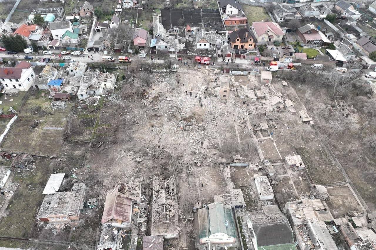 In Saporischschja schlug eine Rakete mitten in einem Wohnviertel ein und zerstörte die Wohngebäude in der näheren Umgebung.